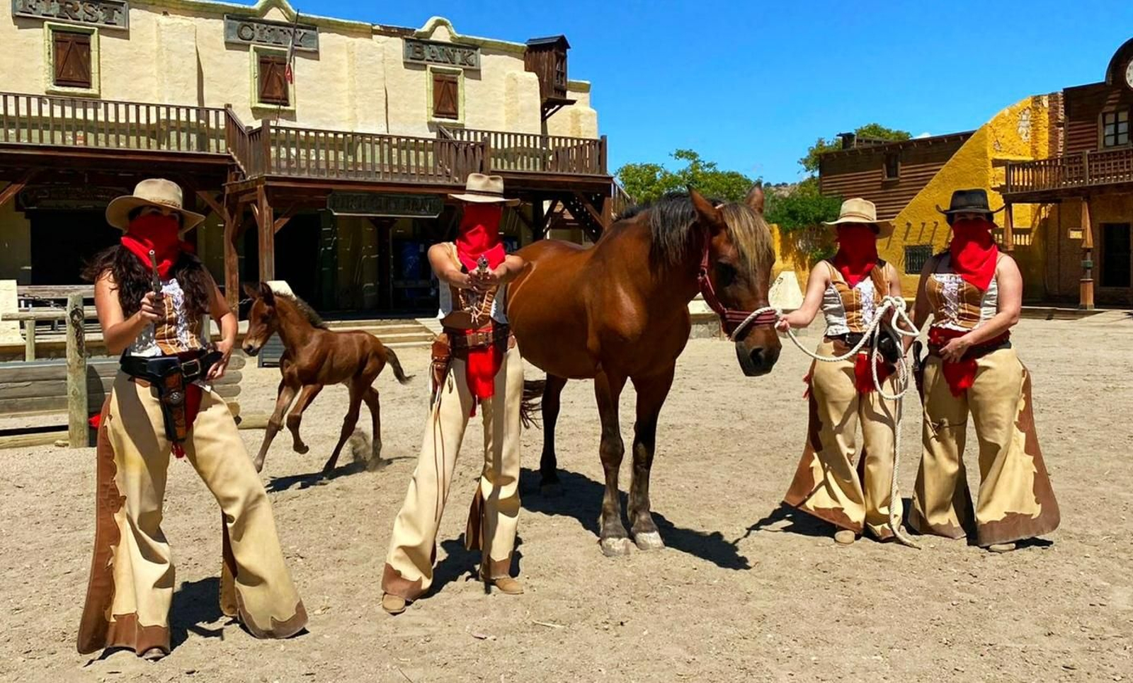 El espectáculo del salón que siempre es tan vistoso se traslada ahora a la calle.