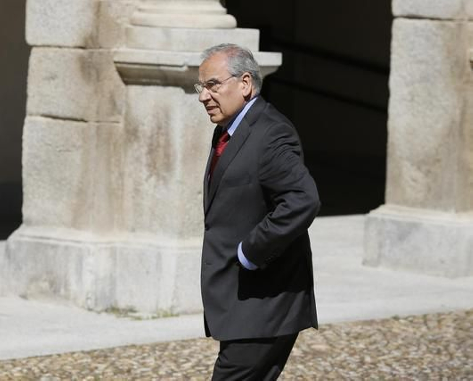 Alfonso Guerra, a su llegada al acto. / José Ramón Ladra