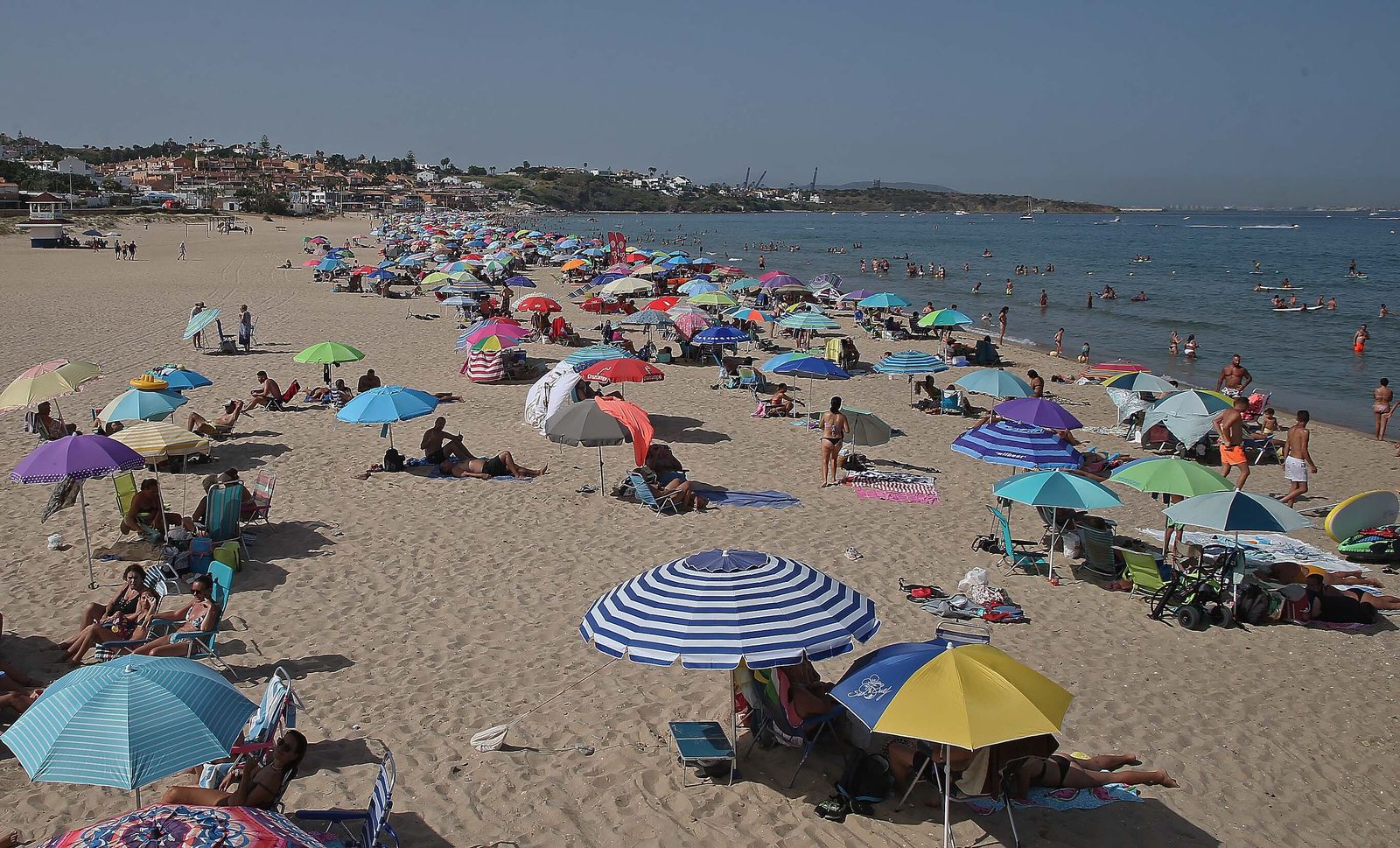 La playa de Getares abarrotada este domingo, en imágenes