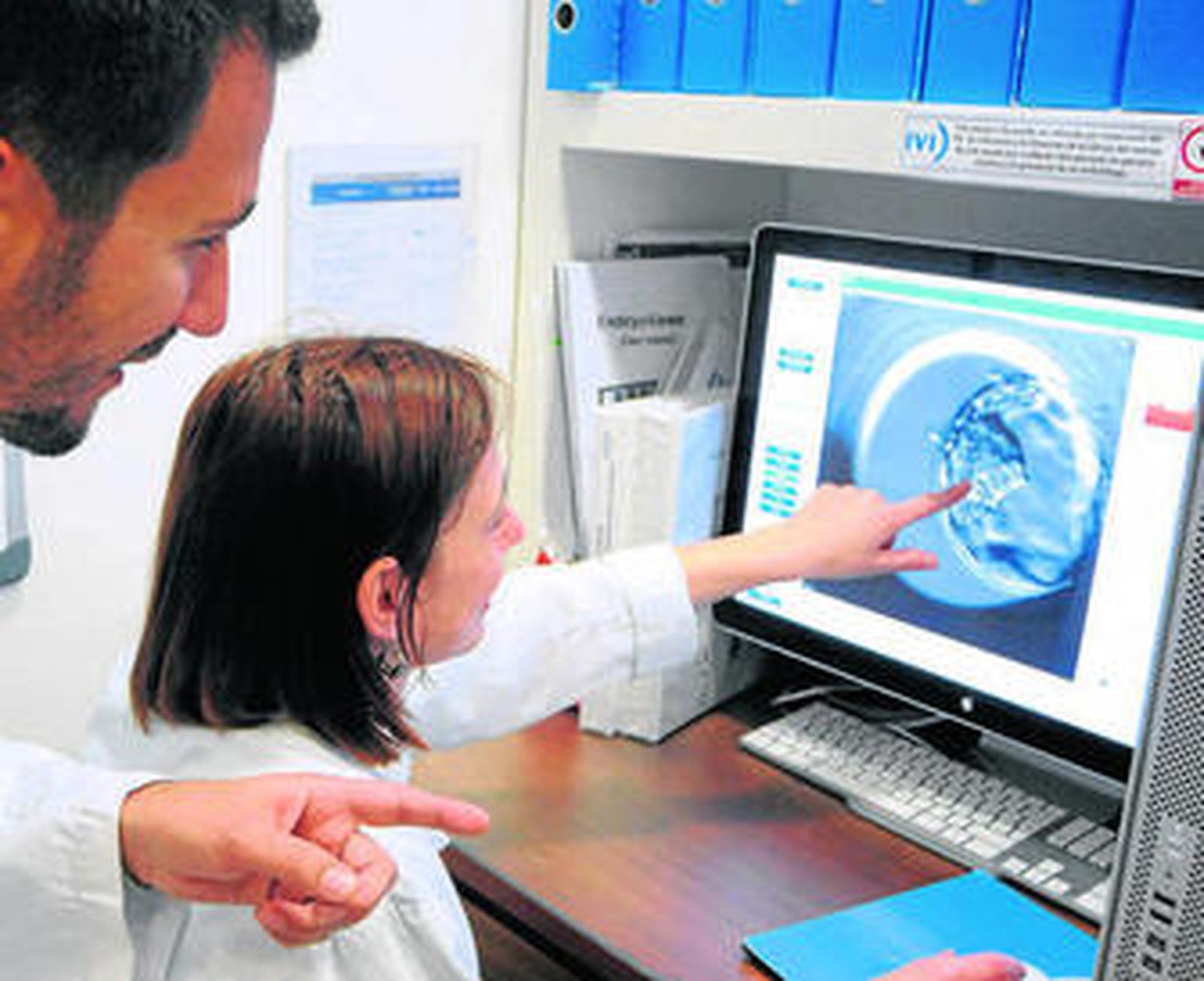 Médicos del instituto estudian uno de los casos para reproducción asistida.