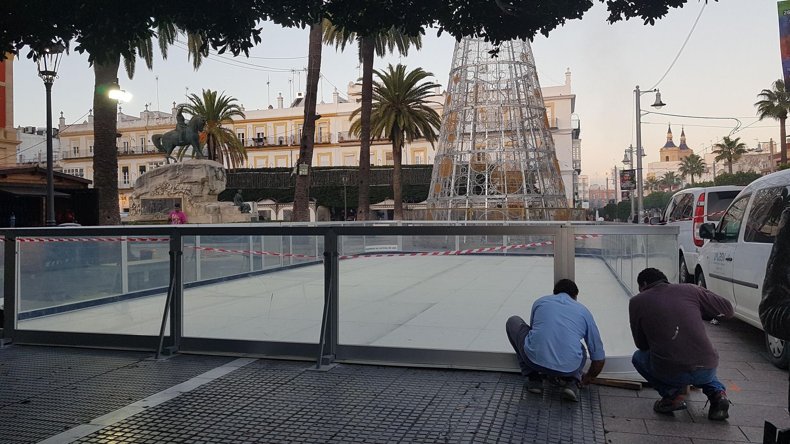Trabajos para instalar la pista de hielo en la Plaza del Rey.