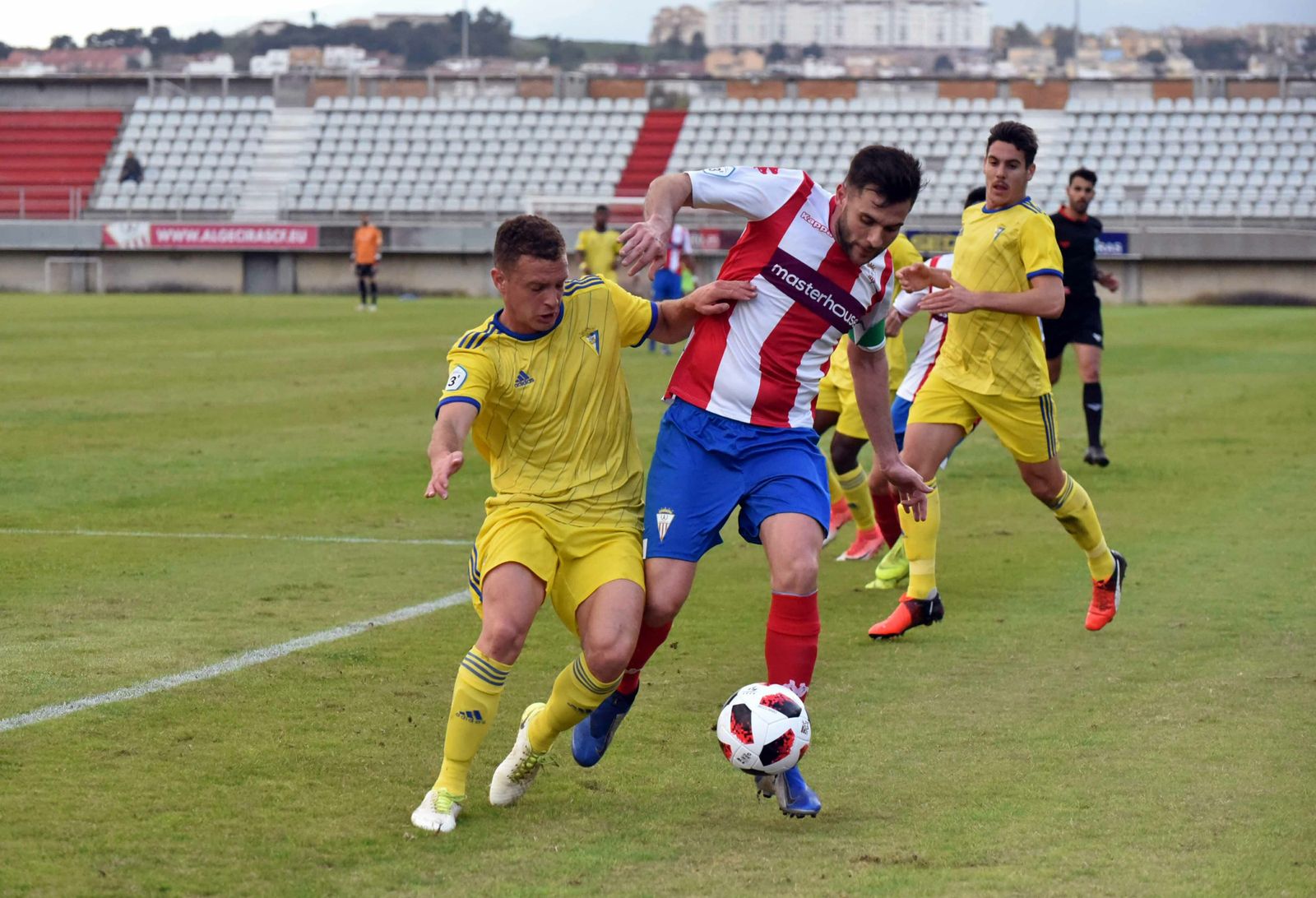 Una acción del partido de la primera vuelta en el Nuevo Mirador.