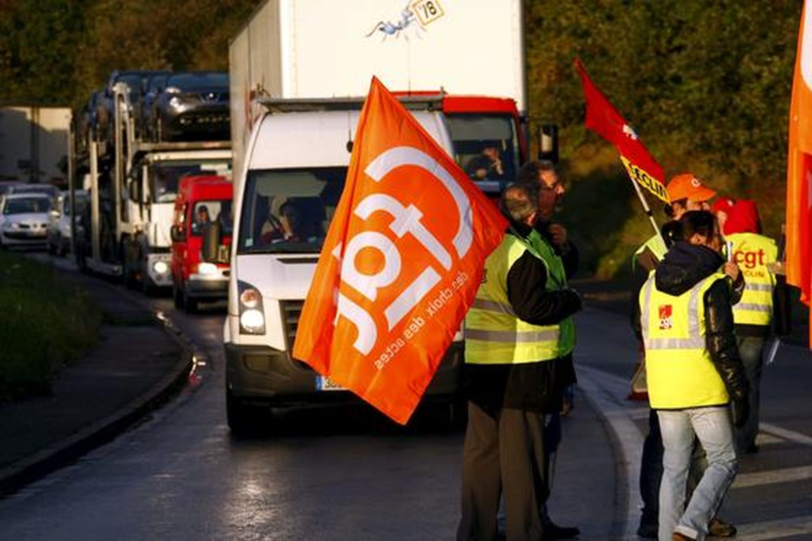Los franceses se echan a la calle para que Sarkozy no eleve la edad de jubilación.

Foto: EFE