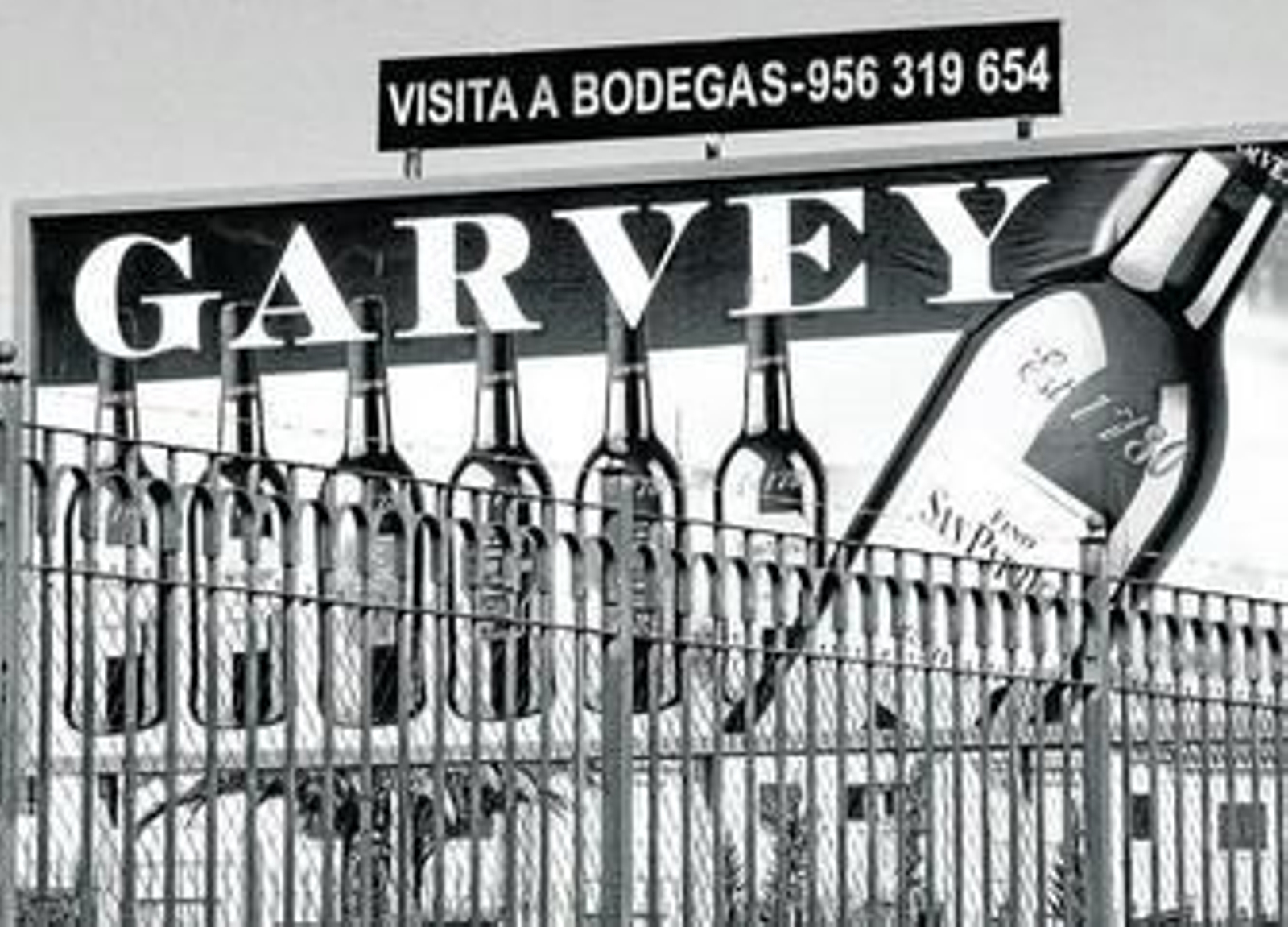 Foto retrospectiva de un cartel con los vinos de Jerez de la gama Garvey en el Complejo Bodeguero Bellavista.