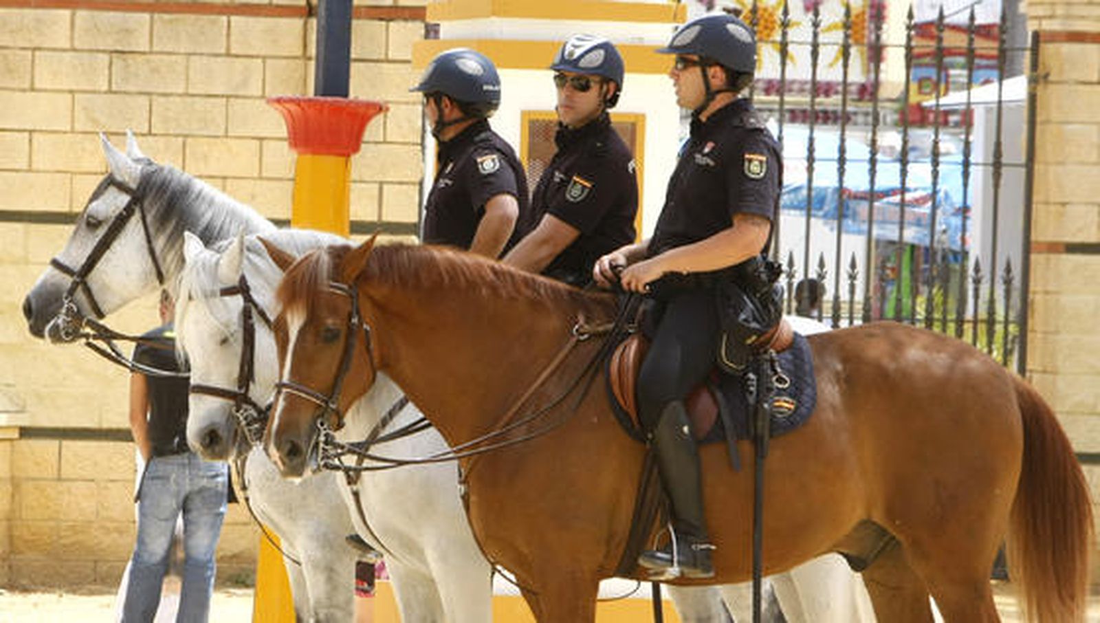 Vigilando a trote. Tres agentes pasean por el Real en caballo para velar por la seguridad en el recinto.

Foto: Pascual