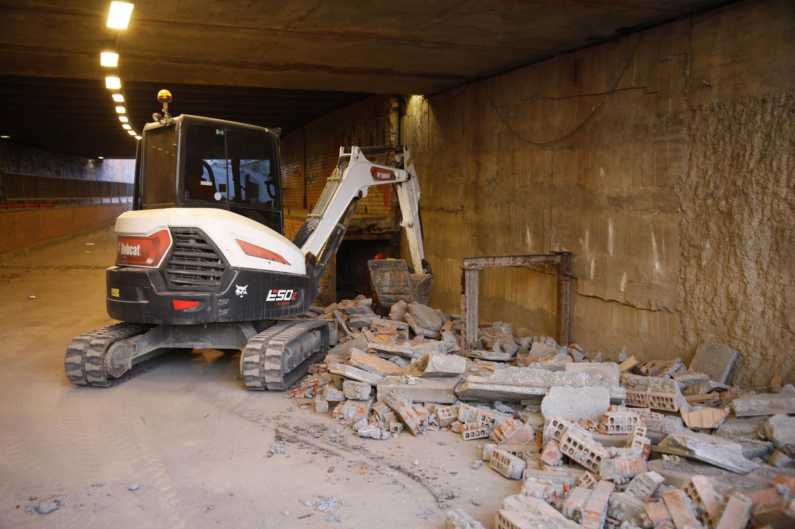 Las mejores imágenes del derribo en el puente de la autovía del aeropuerto y el túnel de La Goleta