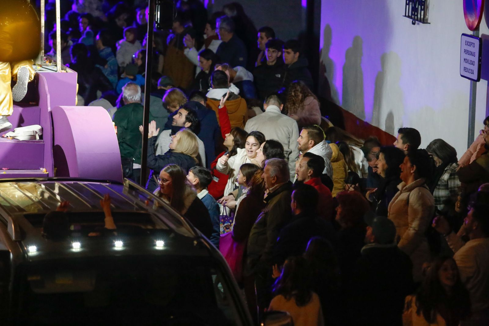 Búscate en las fotos de la cabalgata de Reyes Magos 2026 en Los Barrios