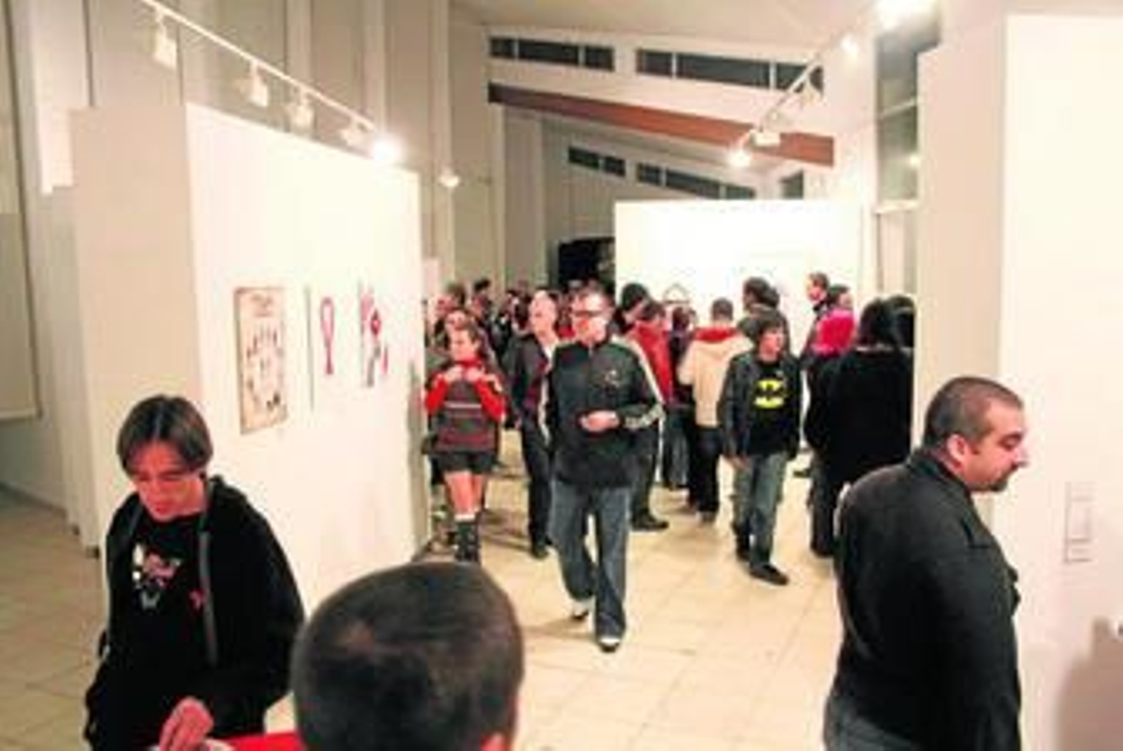 La Sala Oblicua, de la Escuela de Arte, acoge la muestra de trabajos de los alumnos del centro en relación al Día Mundial contra el Sida.