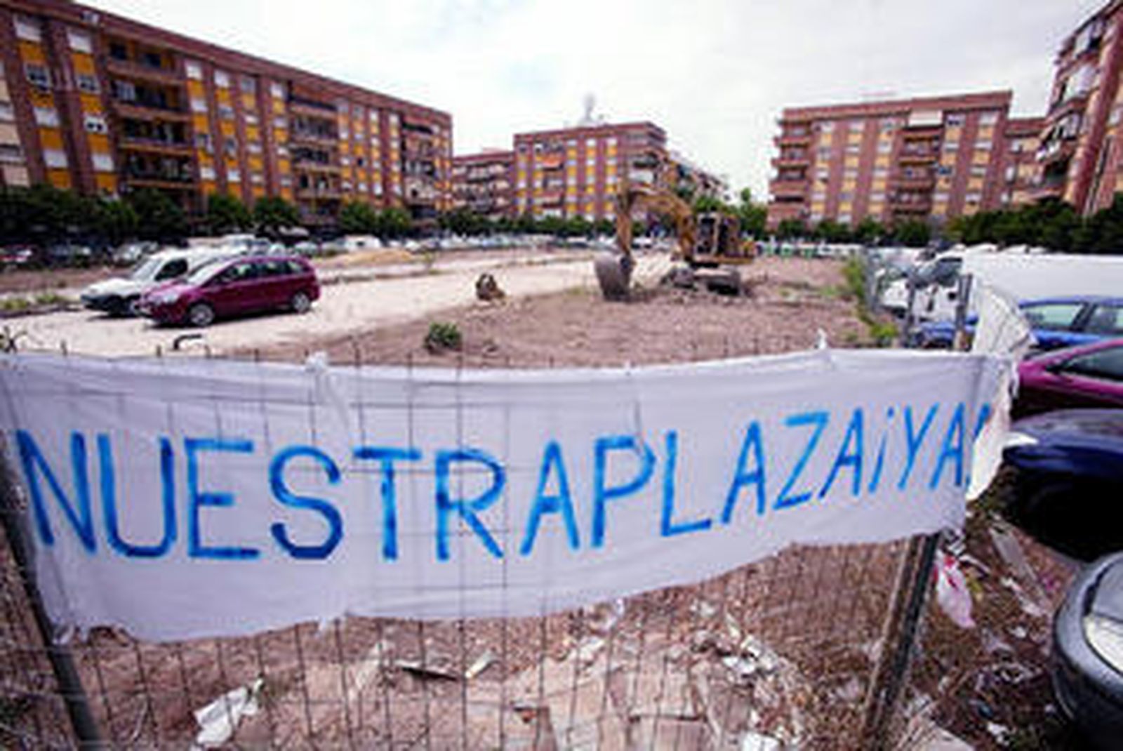 Una excavadora mueve tierras en la plaza Rafael Salgado, ayer por la mañana.
