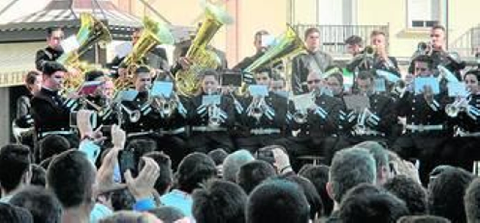 Un momento de la actuación de la Agrupación Musical de la Santa Cruz.