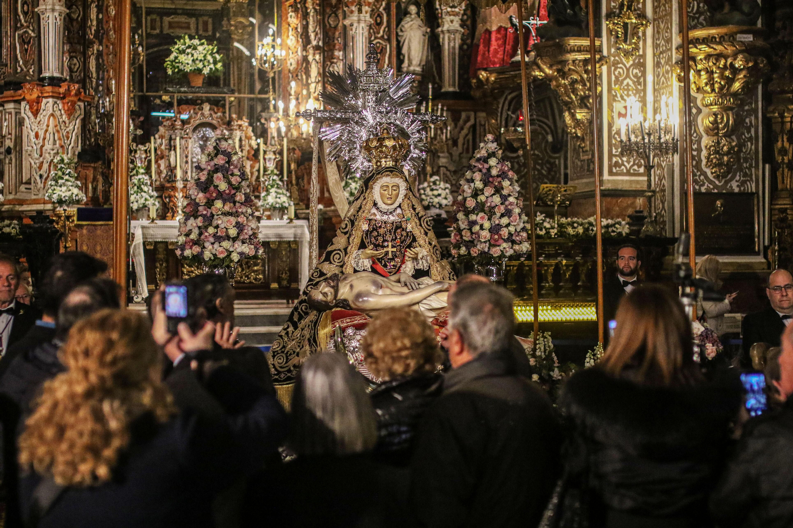 La Virgen de las Angustias, patrona de Granada, repuesta al culto tras su restauración