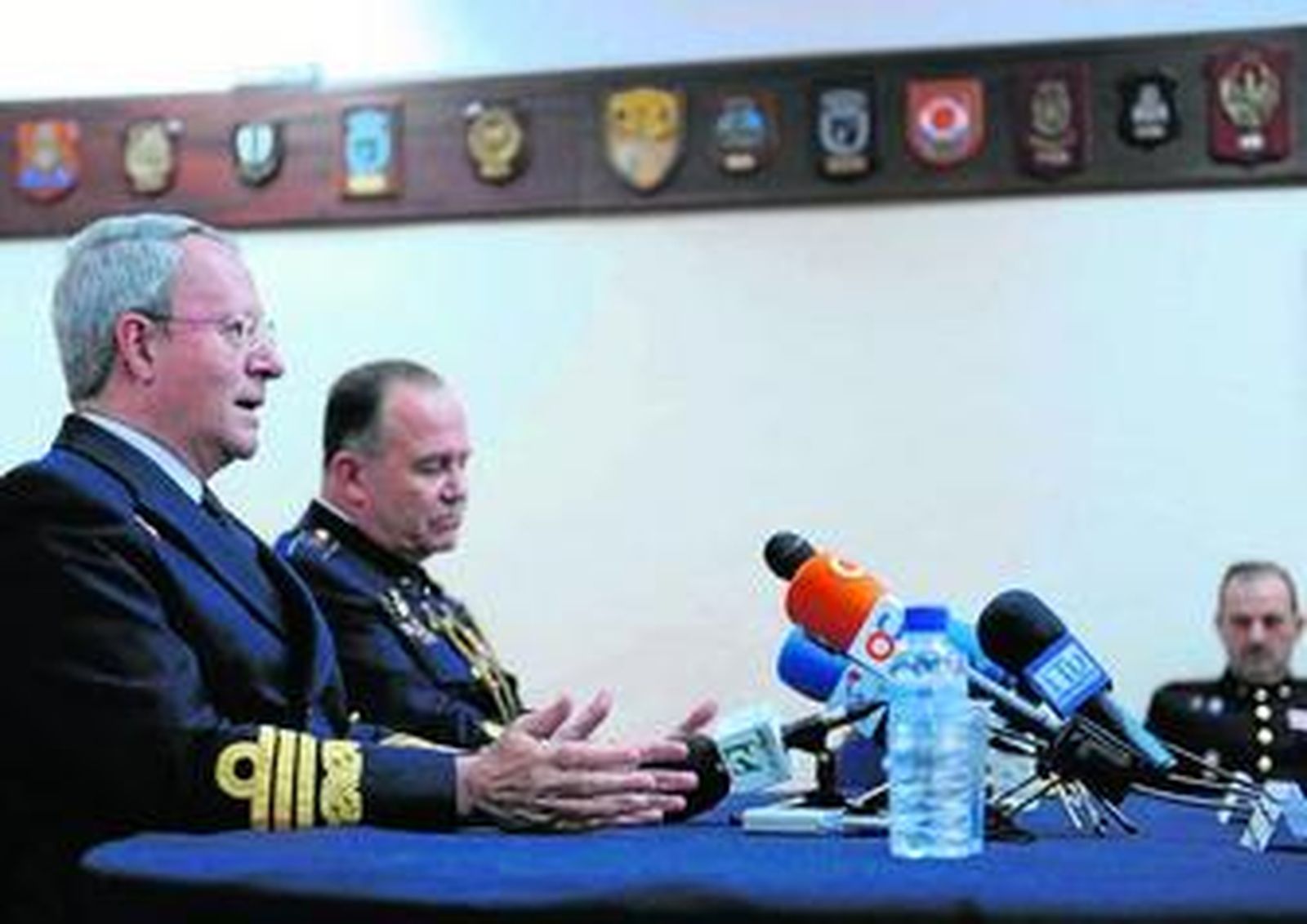 El almirante Juan Carlos Muñoz-Delgado Díaz del Río y el general Juan Chicharro Ortega, ayer, en las instalaciones del Tercio de la Armada.