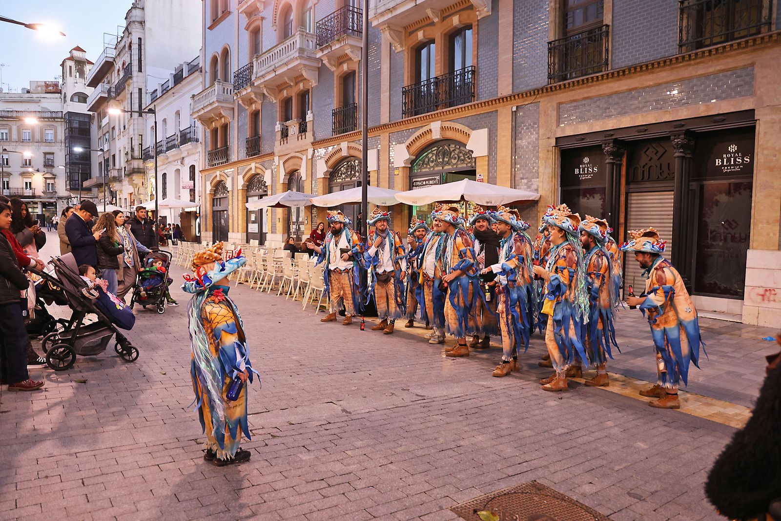 Las agrupaciones del Carnaval Colombino toman las calles del centro de Huelva