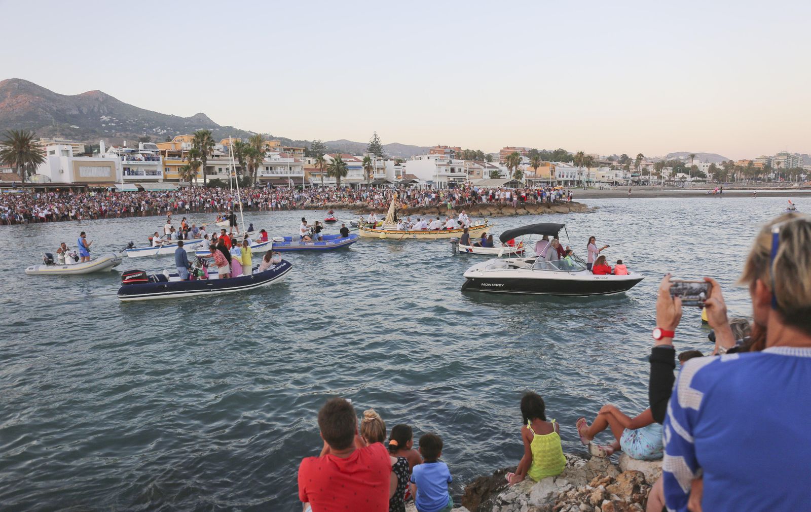Momento en el que la Virgen del Carmen de Pedregalejo embarca para la bendición de las aguas.