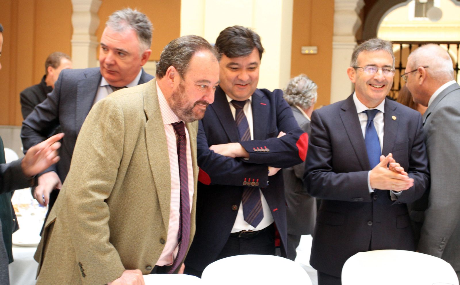 l Francisco José Romero, Luis Pérez-Bustamante, Gabriel Cruz, Jesús Fernández Entralgo, Francisco Ruiz, Daniel Lacalle e Ignacio Caraballo antes del inicio del acto celebrado en el campus de La Merced.