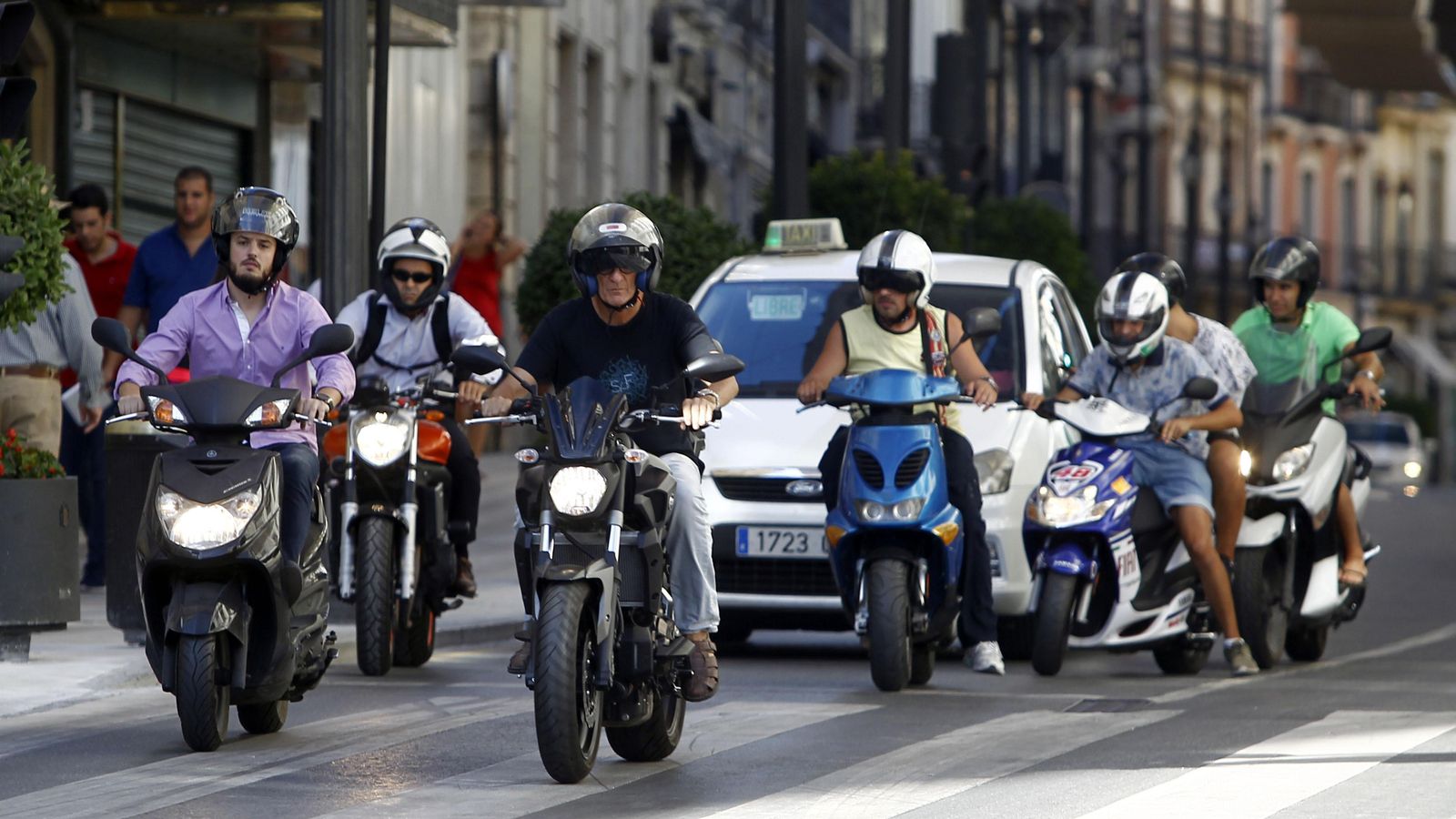 Un grupo de motos circula por el centro de Granada