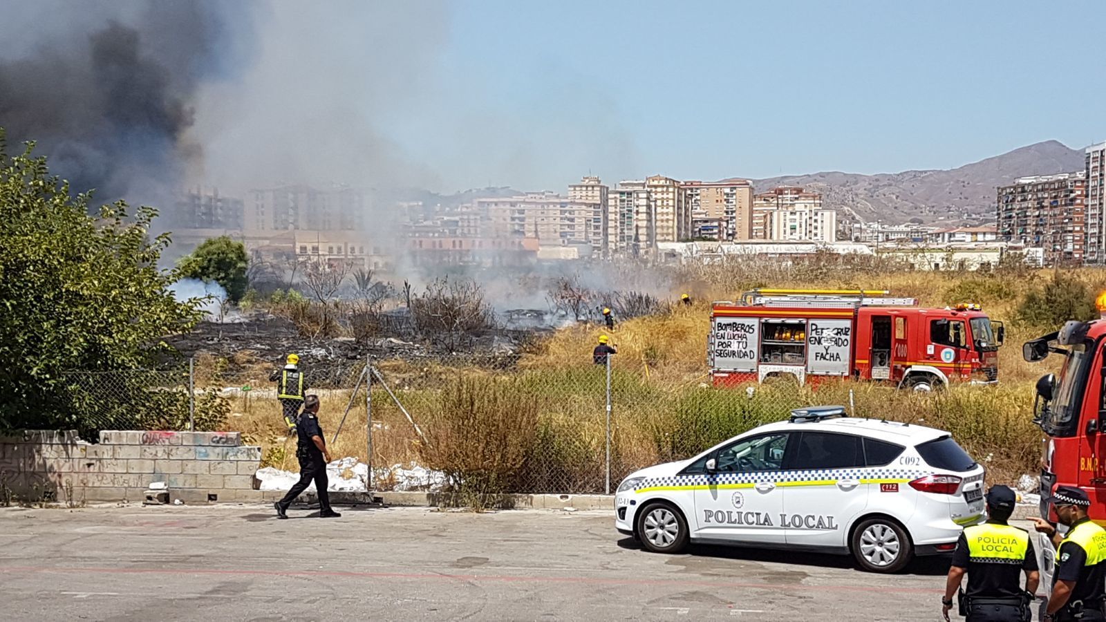 Bomberos y Policía Local  en el lugar del incendio.