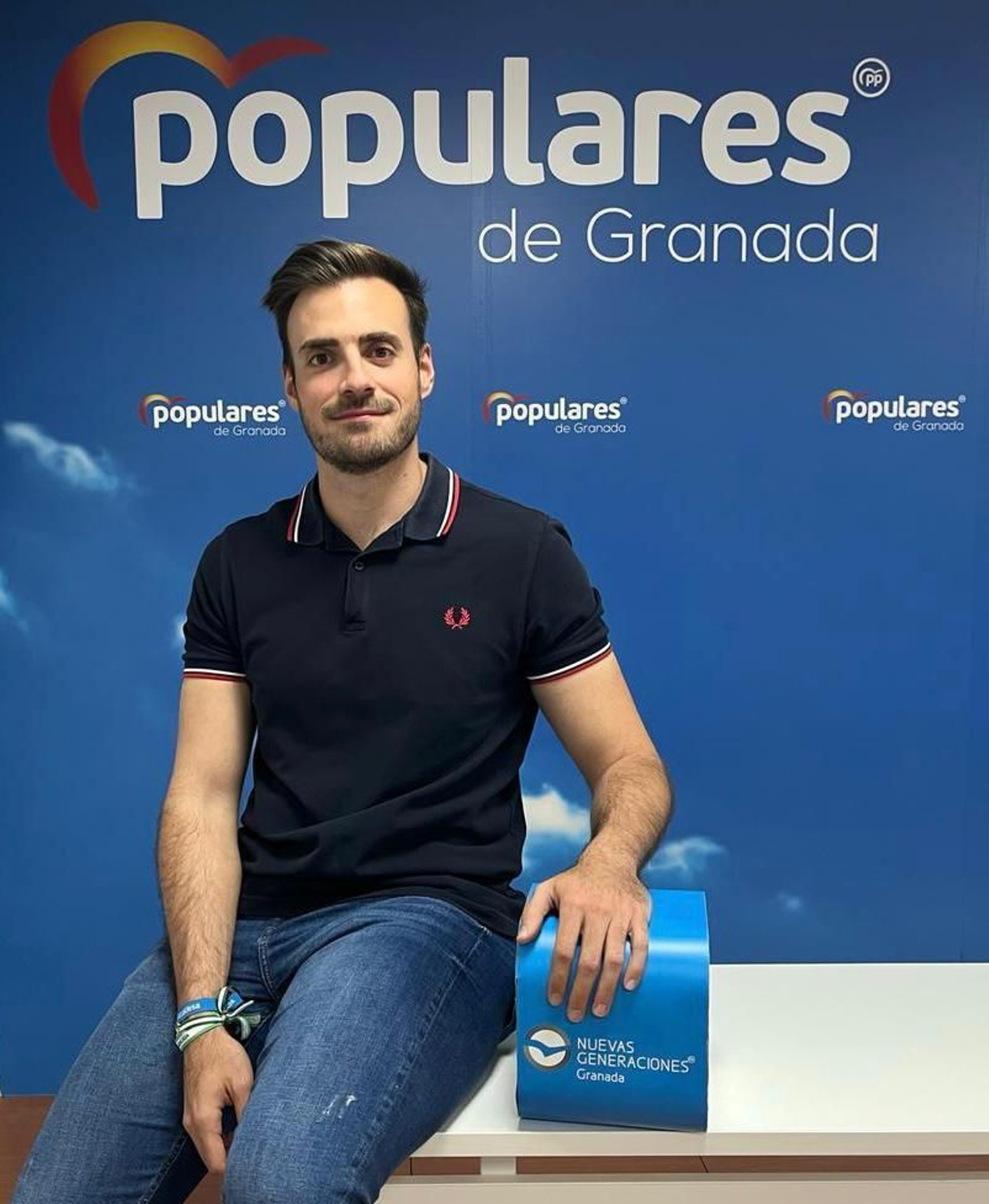 Fernando Parra posa en la sede del PP de Granada
