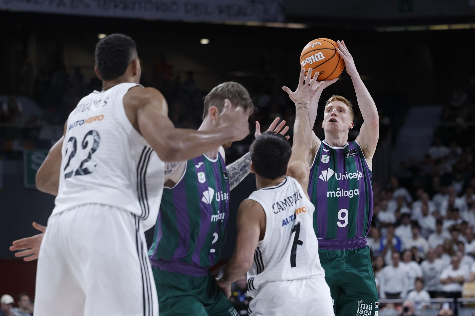 Alberto Díaz lanza a canasta.