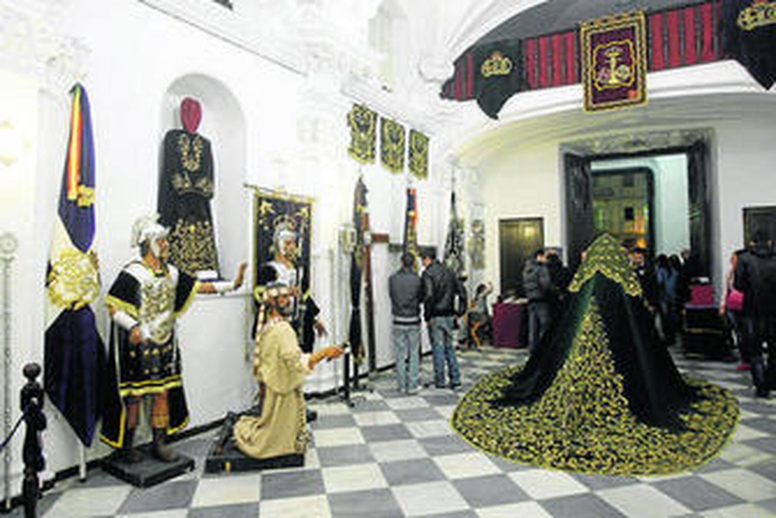 Algunos de los elementos de la exposición que se puede ver en la sala de la orden tercera de Santo Domingo.