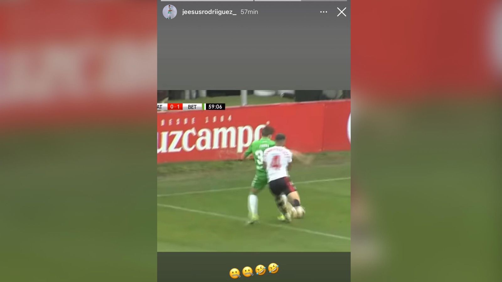 Jesús Rodríguez protesta por el penalti no pitado en el derbi de filiales.