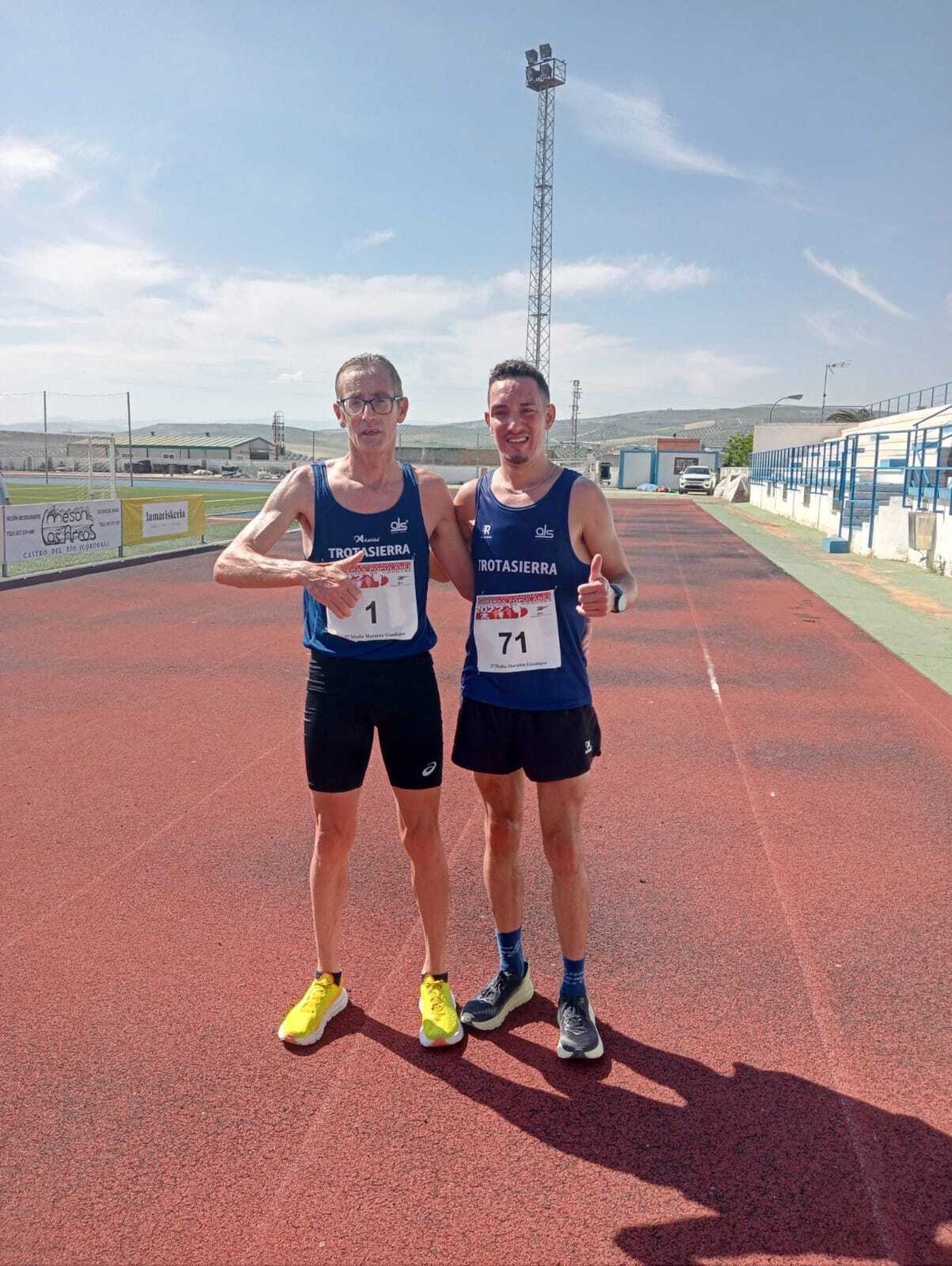José Bueno y Antonio Montero tras la victoria en la Media Maratón de Guadajoz.