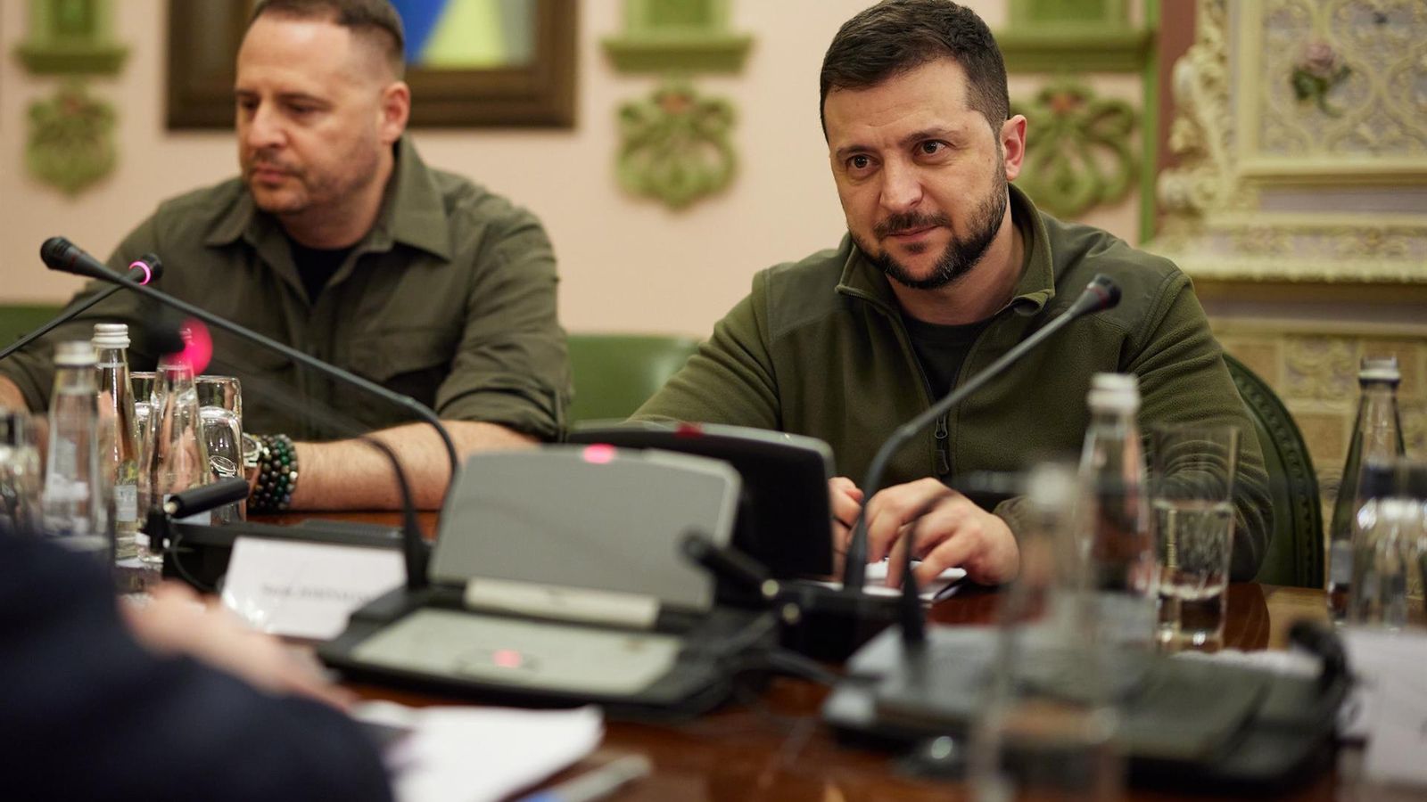 El presidente ucraniano, Volodimir Zelensky, y uno de sus asesores, durante una reunión.