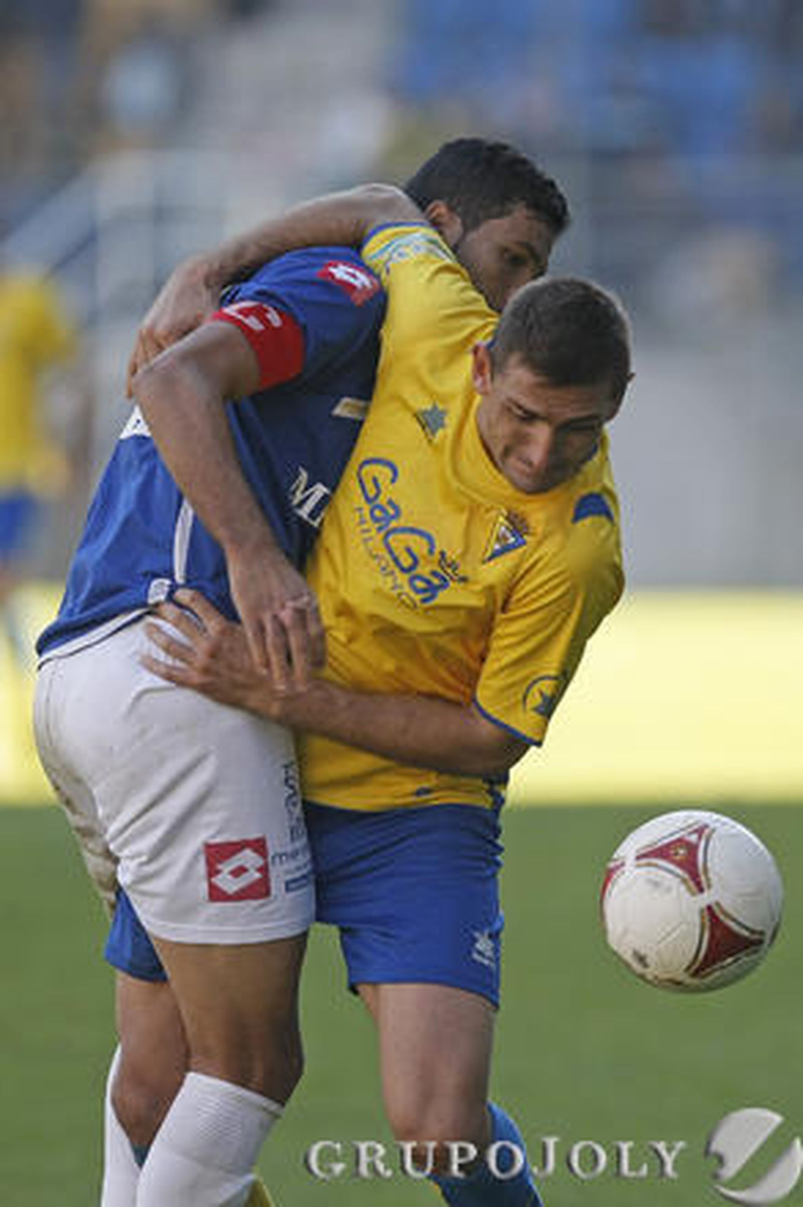 El delantero pelea con el capitán de los norteafricanos. 

Foto: Julio Gonzalez