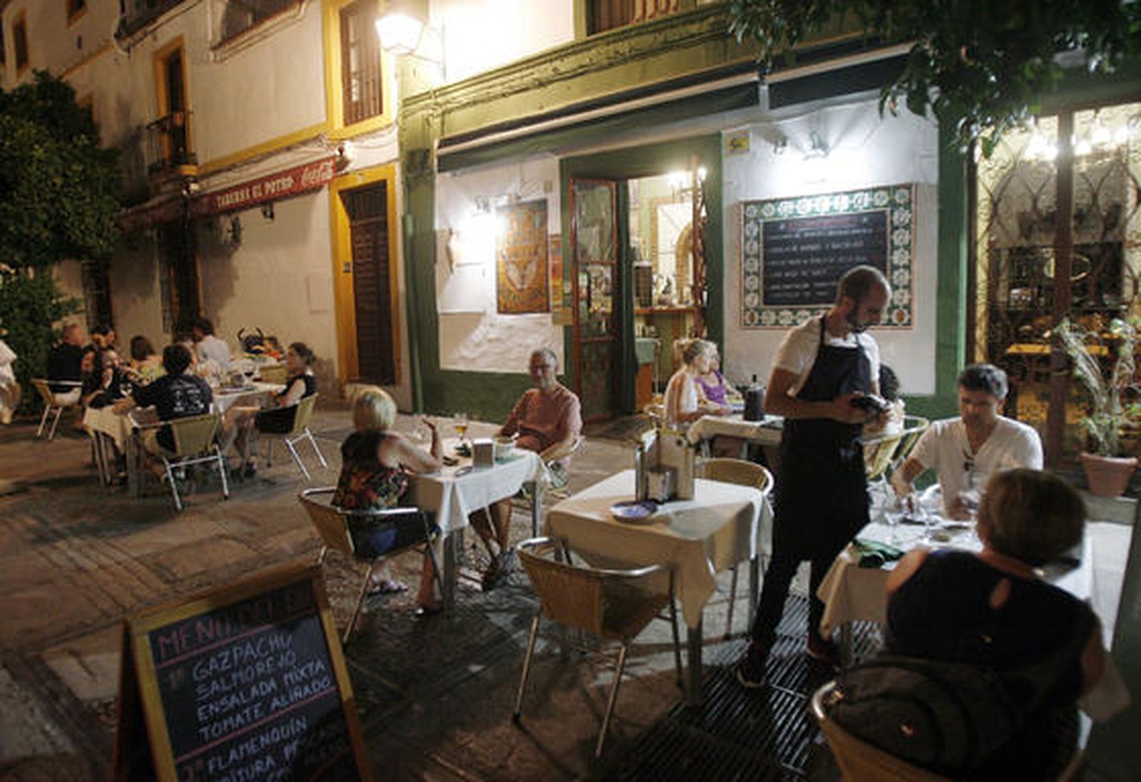 Tapas y buena mesa en el casco. El buen ambiente se mezcla con los platos más tradicionales de Córdoba en el Museo de la Tapa y el Vino, un rincón para disfrutar de la tranquilidad. / José Martínez