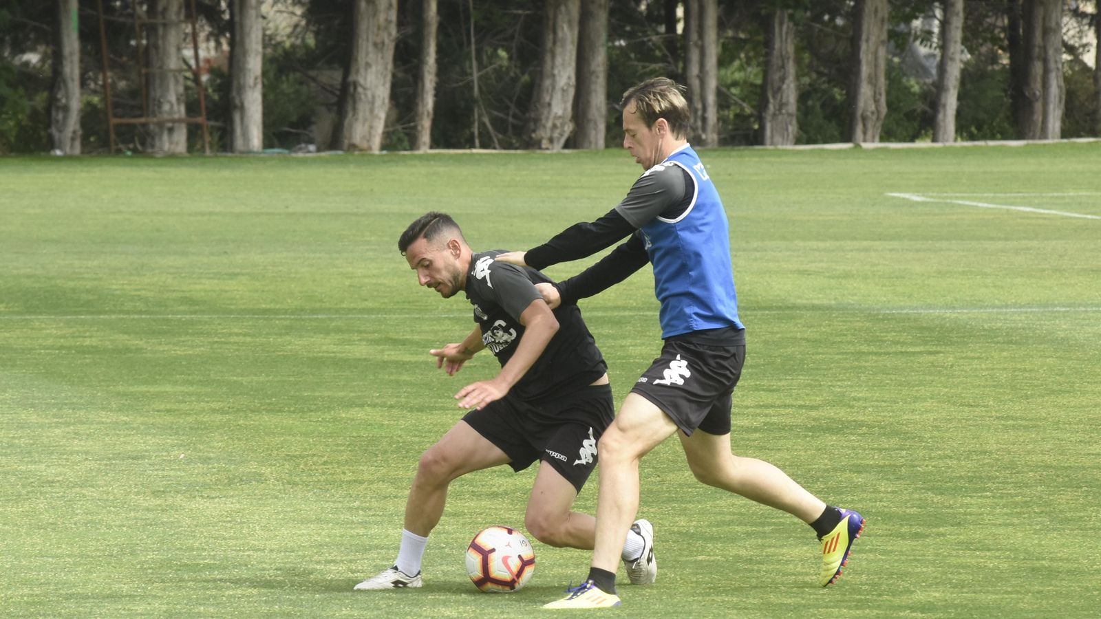 Javi Lara presiona a Fernández para robarle el balón.