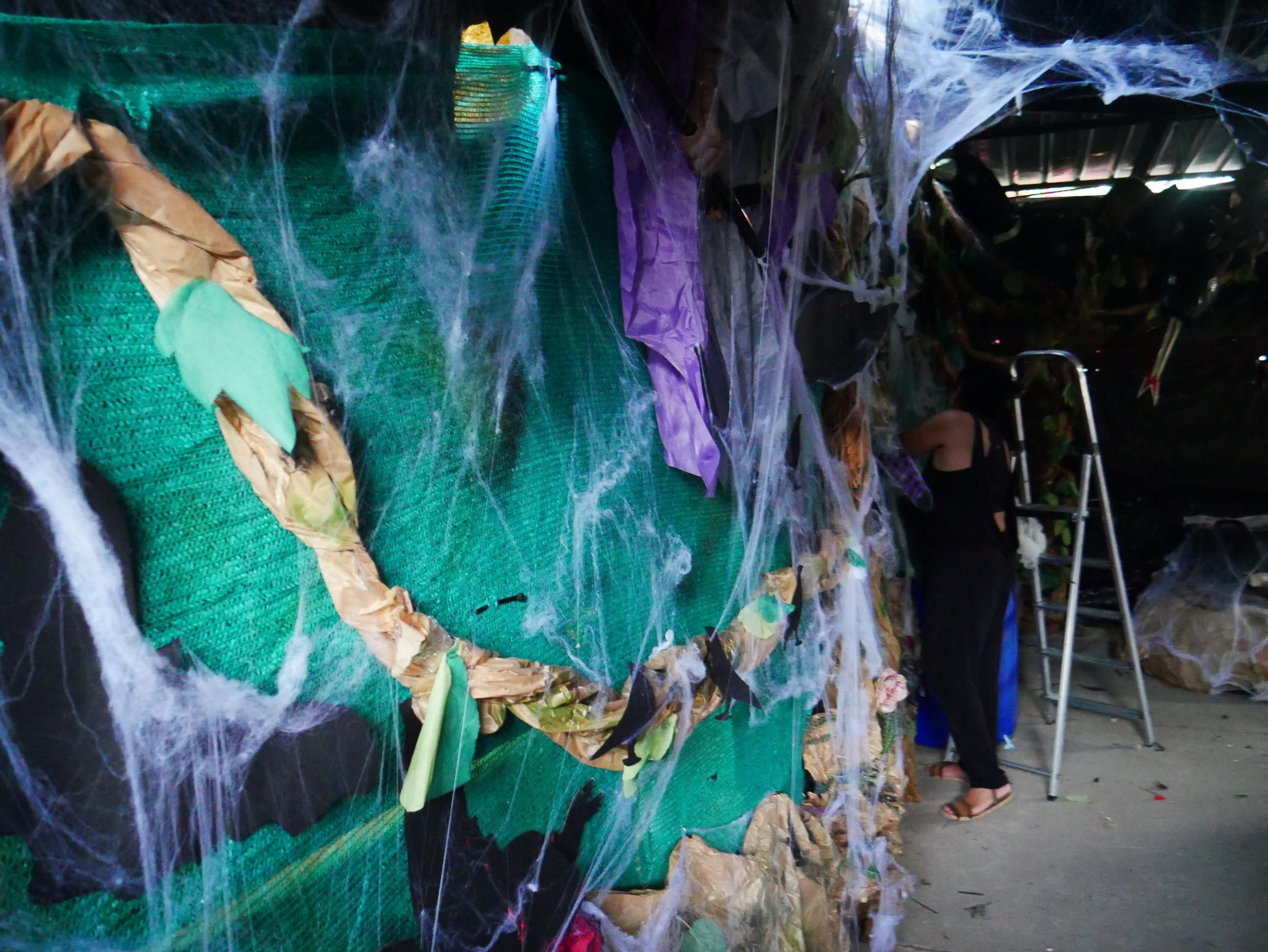Trabajos de decoración en el túnel de Distrito Sur Camposoto.