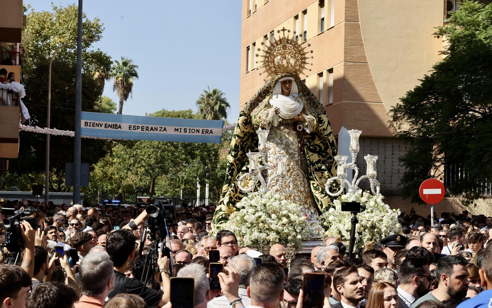 Fotos de la Misión de la Esperanza de Triana: del Tiro de Línea a las Letanías