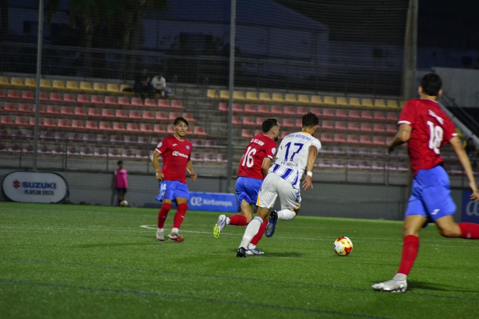 Dani Romero persigue a un jugador del Estepona.