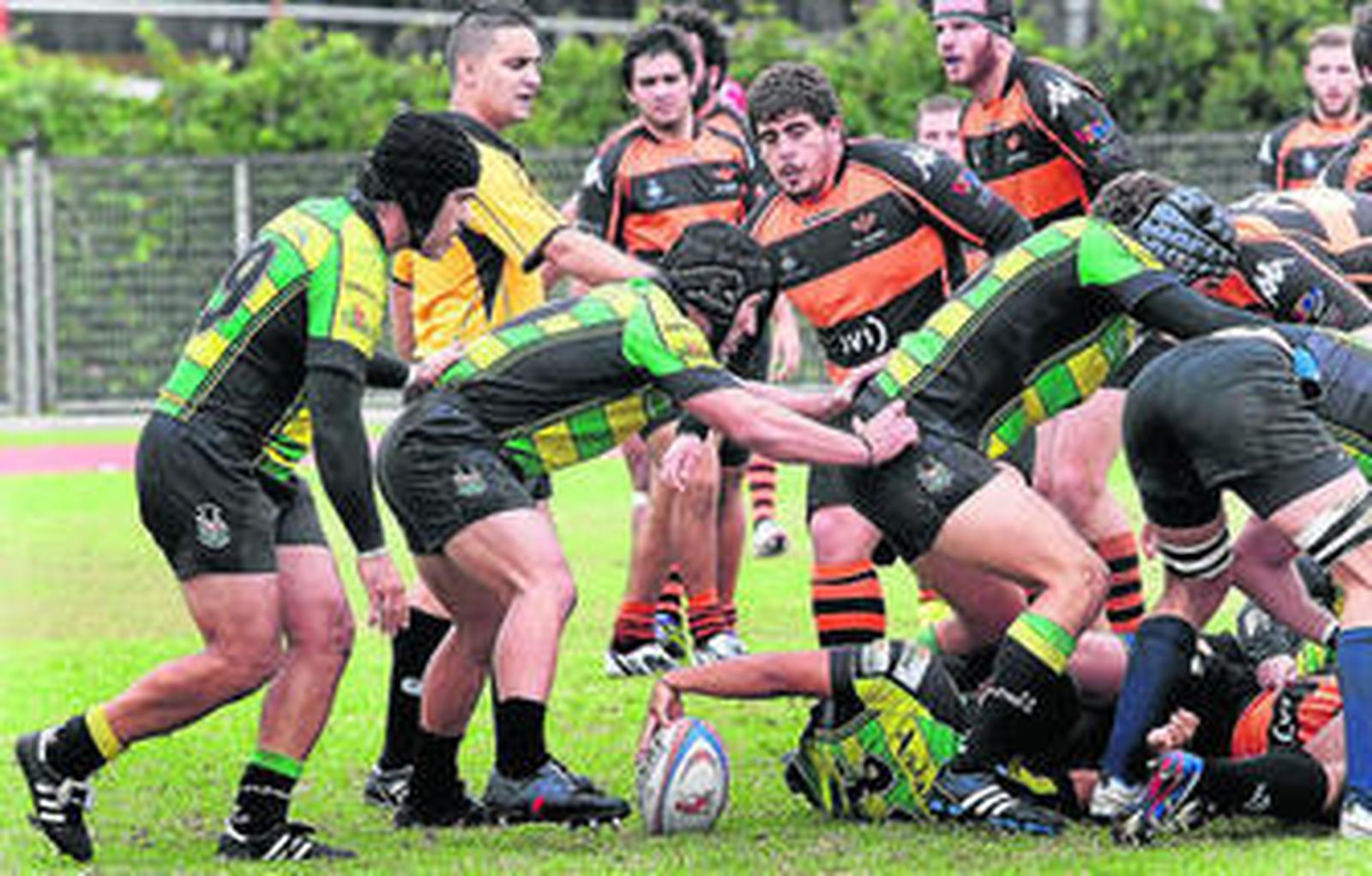Los jugadores del CRAP protegen el oval en una melé.