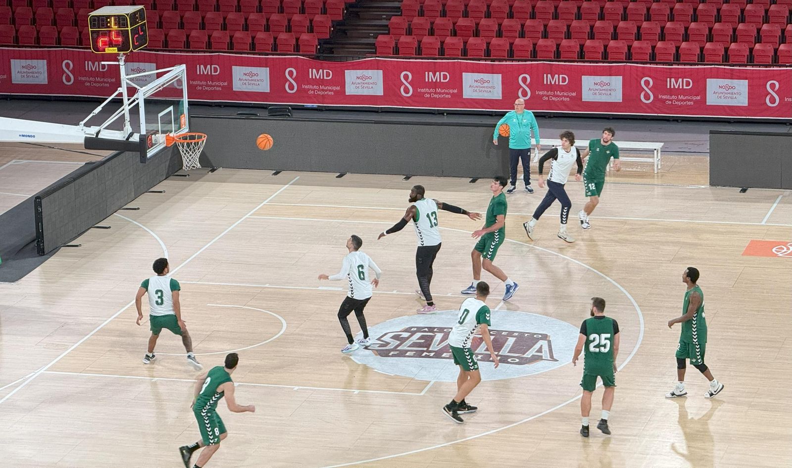Imagen de un cinco contra cinco en un entrenamiento del Betis Baloncesto de esta semana, con Jelinek (25) en el grupo.