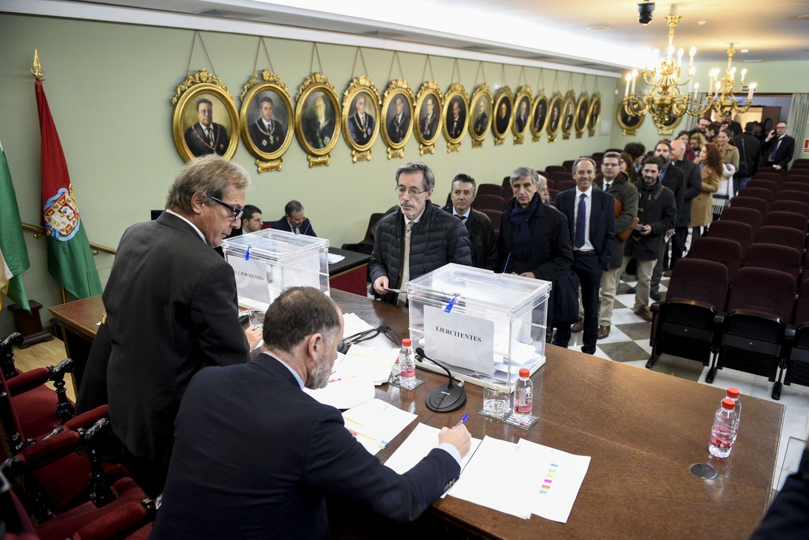 Los abogados votan desde primera hora de la mañana