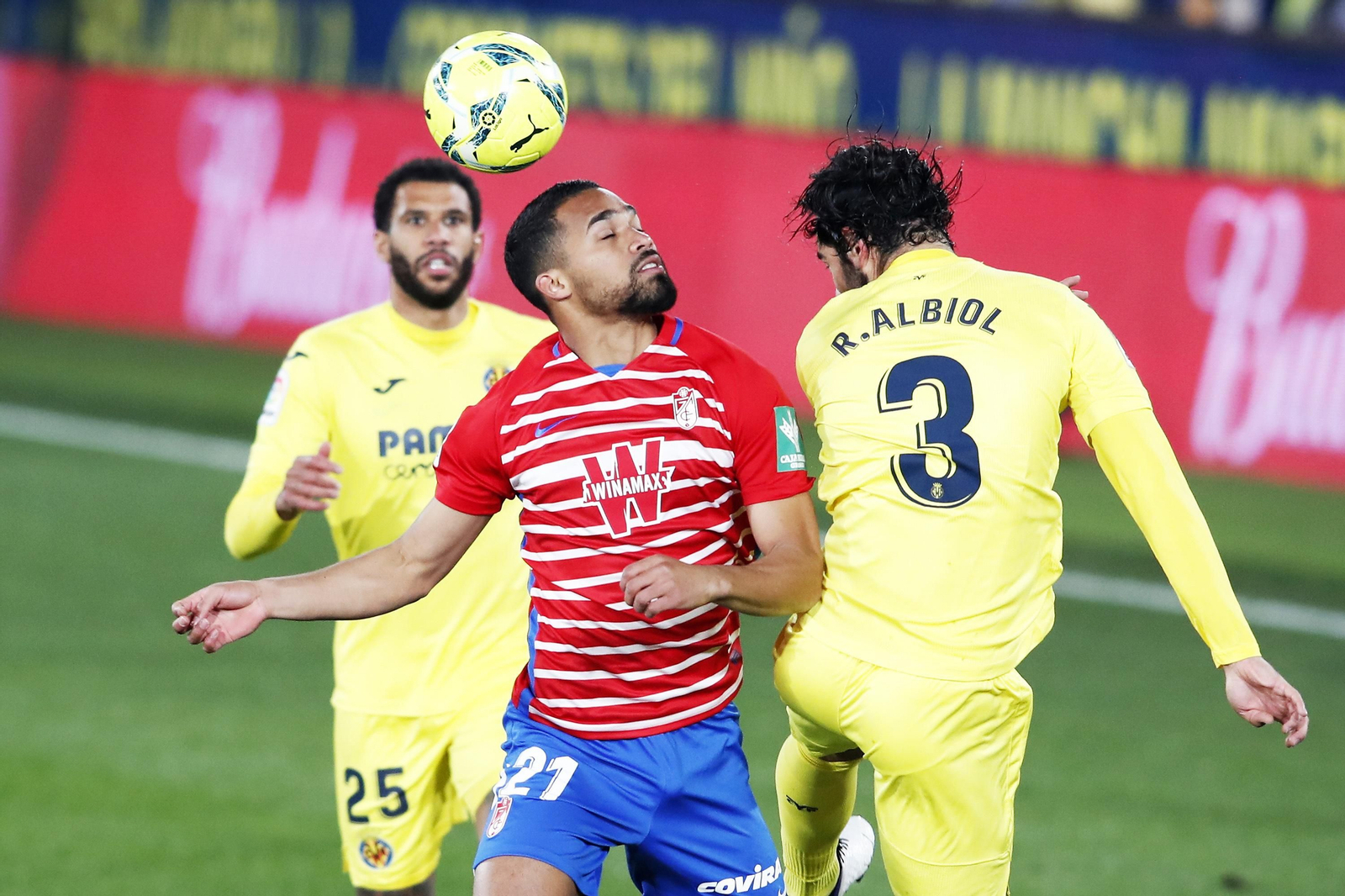Yangel Herrera pugna con Raúl Albiol en una acción aérea.