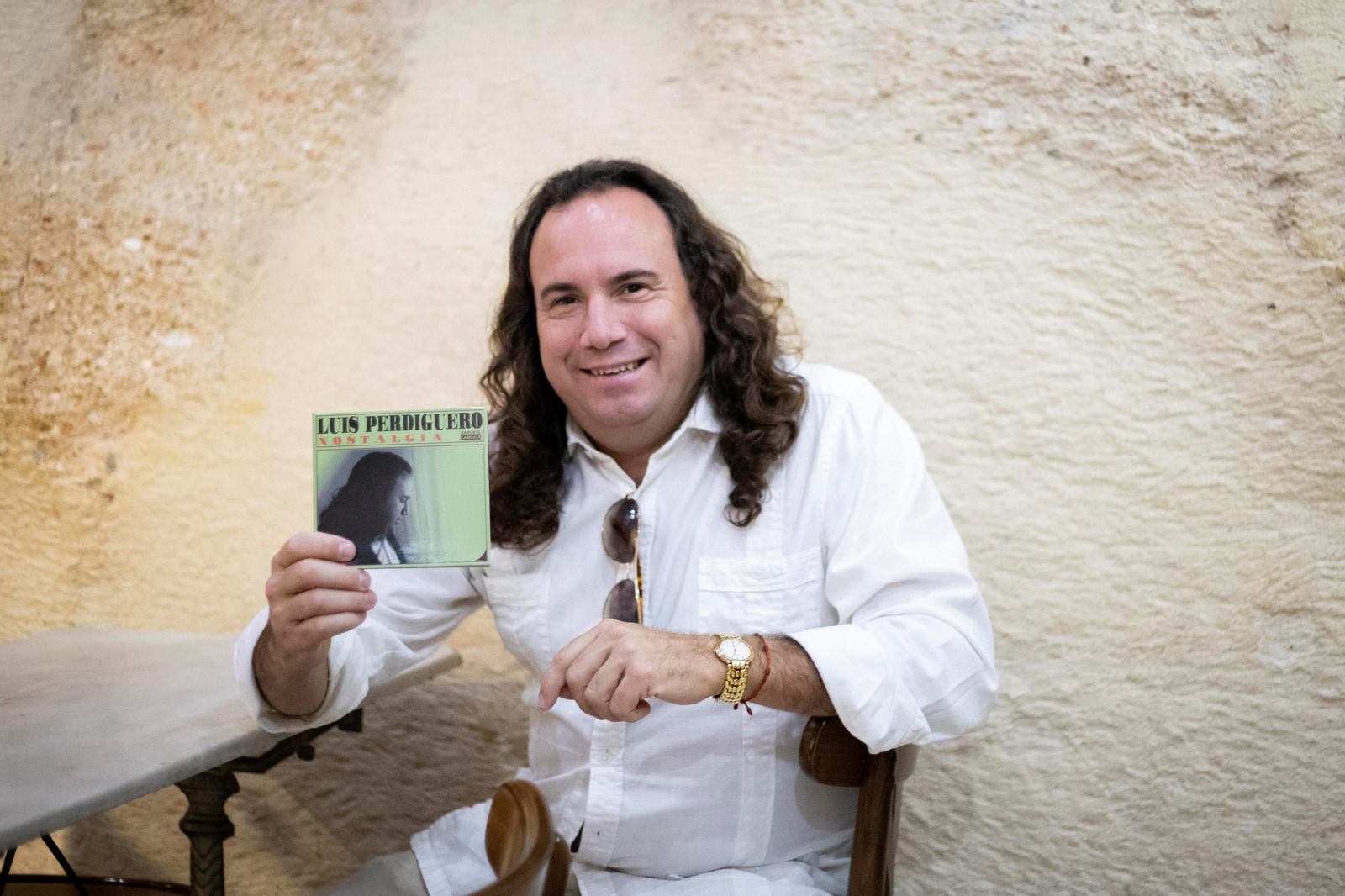 Luis Perdiguero posa con su nuevo disco.