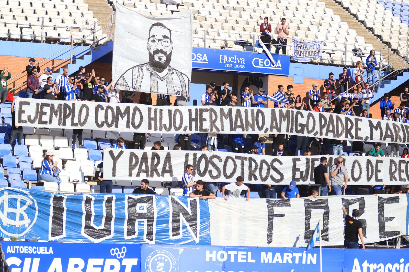 Homenaje de la Grada 20 de diciembre a Iván Marín.