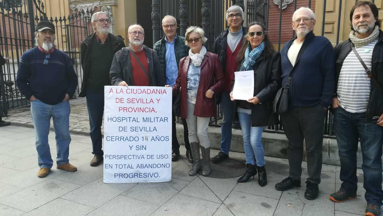 Miembros de Marea Blanca y de la Plataforma por la Reapertura del Militar, hoy en San Telmo