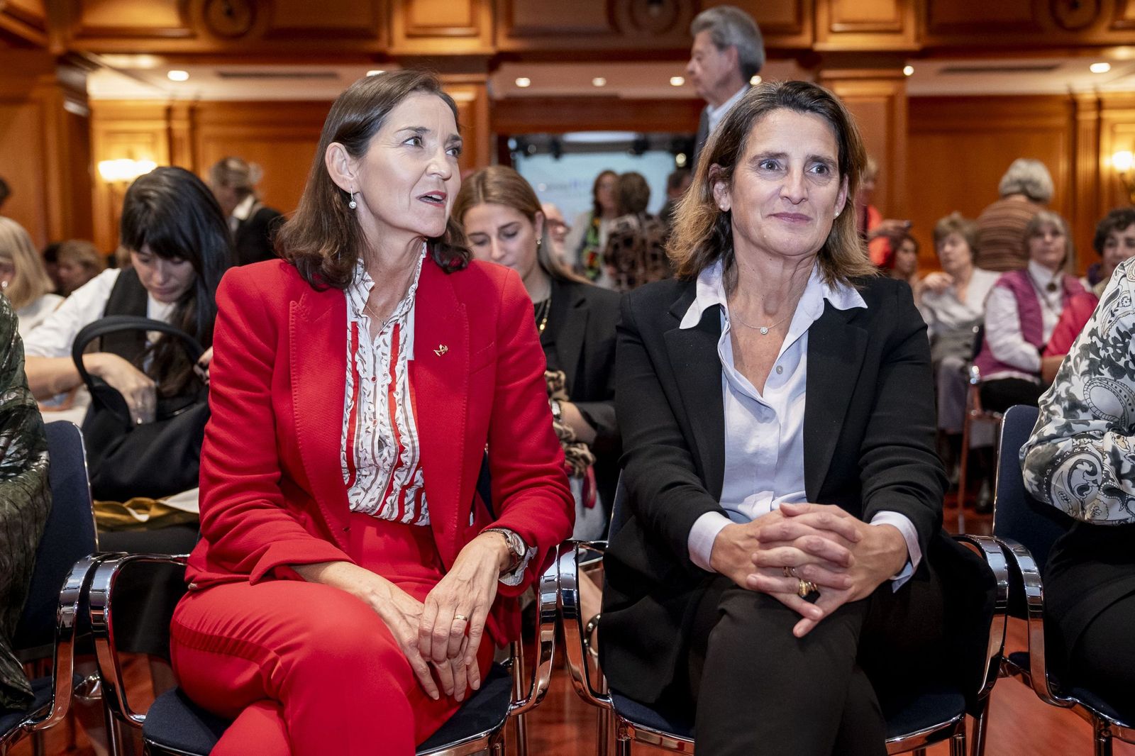 El juez del caso hidrocarburos cita como testigos a los ex jefes de Gabinete de las ex ministras Reyes Maroto y Teresa Ribera.