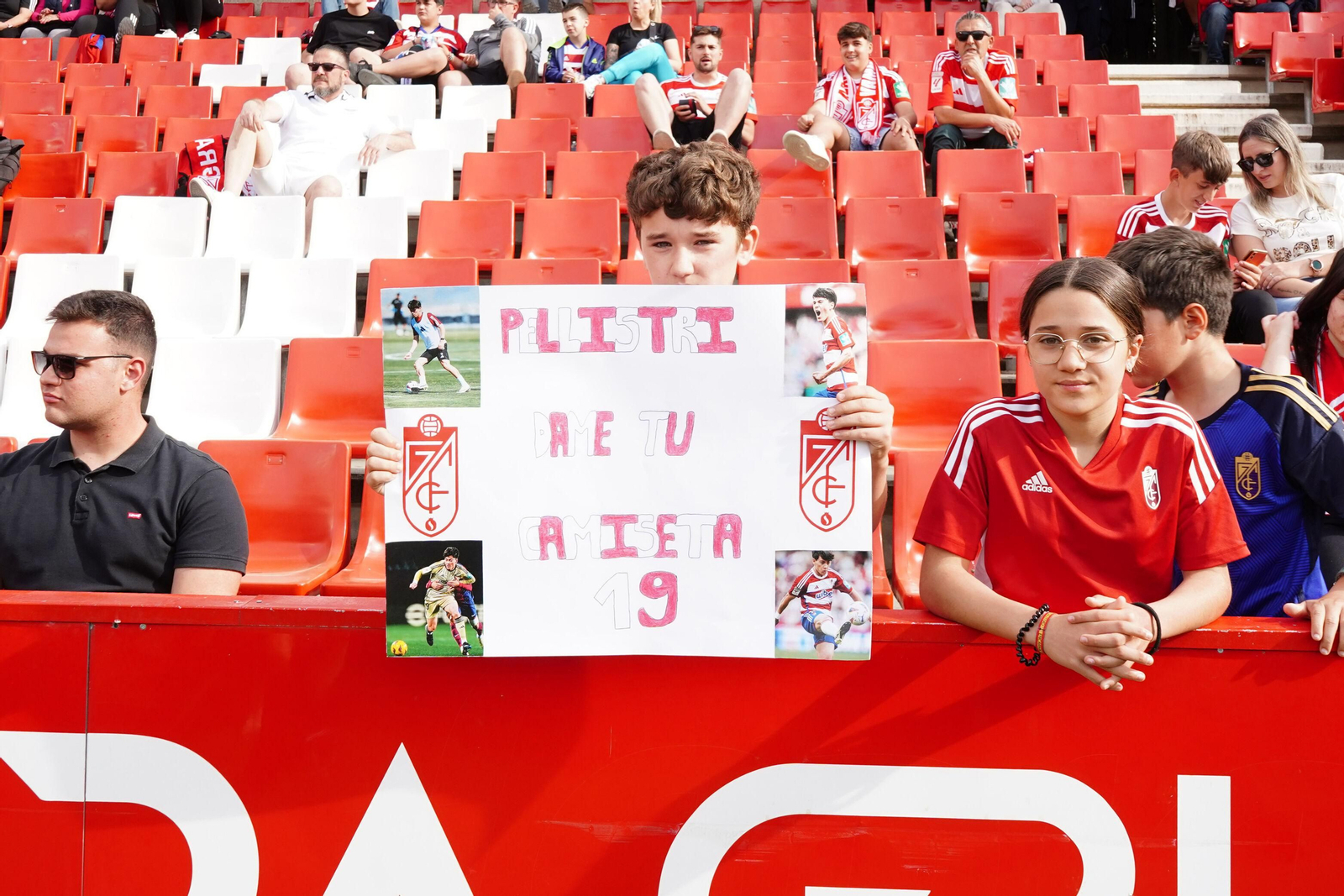 Encuéntrate en la grada de Los Cármenes en el Granada-Celta de Vigo