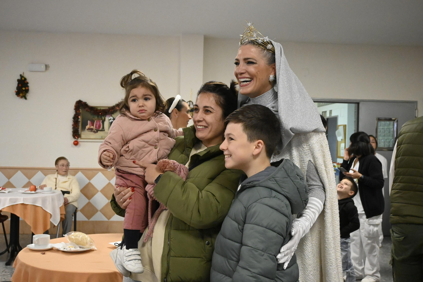 Visita de los Reyes Magos a los ancianos de los asilos de Huelva, en imágenes