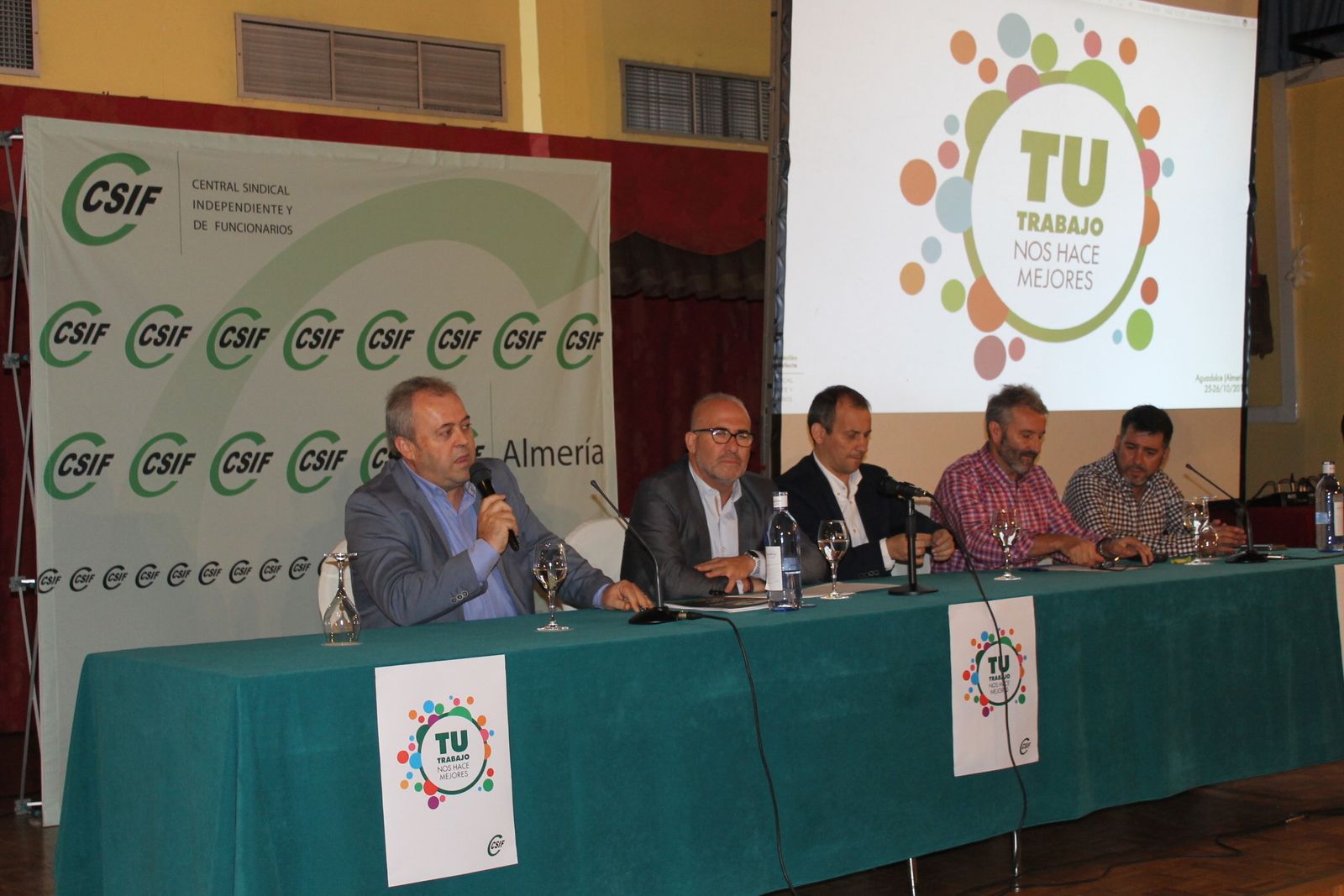 El presidente provincial de CSIF, Juan Fernández, el presidente autonómico del sindicato, José Luis Heredia y el presidente nacional del sector Educación, Mario Gutiérrez, durante la inauguración de las jornadas en Almería.