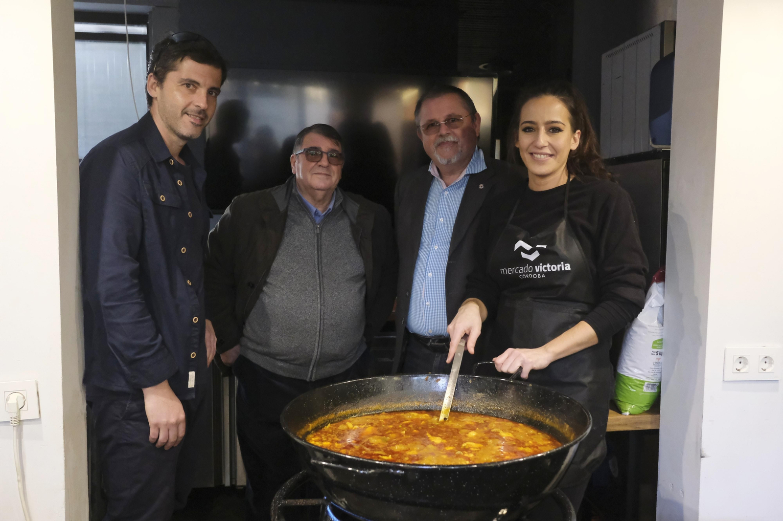 La jornada del perol cordobés en el Mercado Victoria, en imágenes
