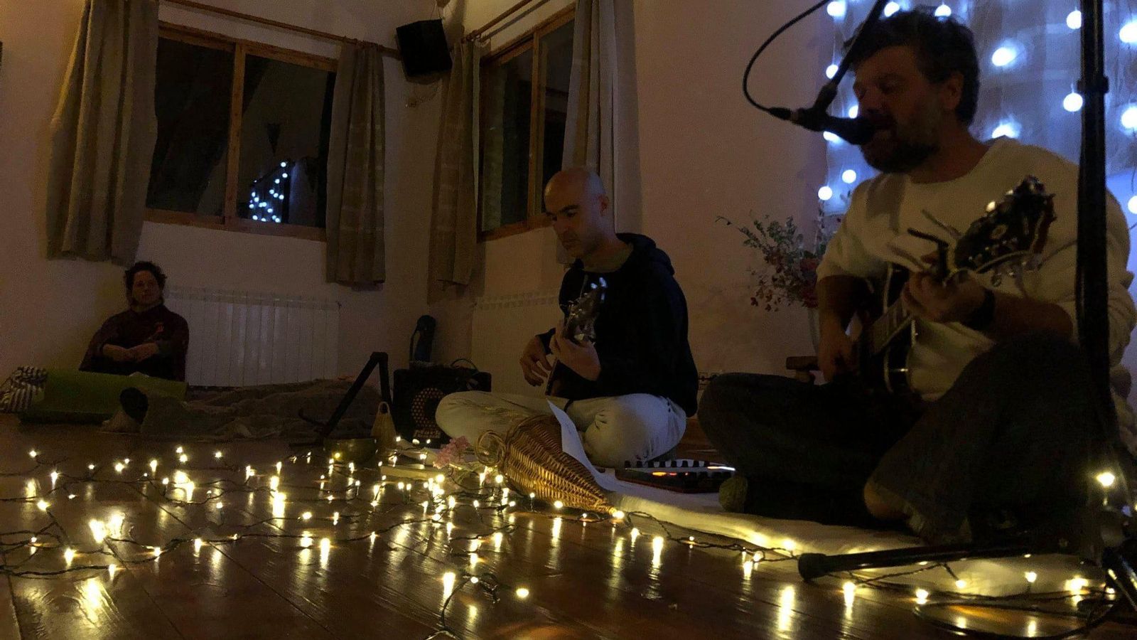 La música y la vibración de la voz son elementos fundamentales de este retiro de Yoga Jaén.
