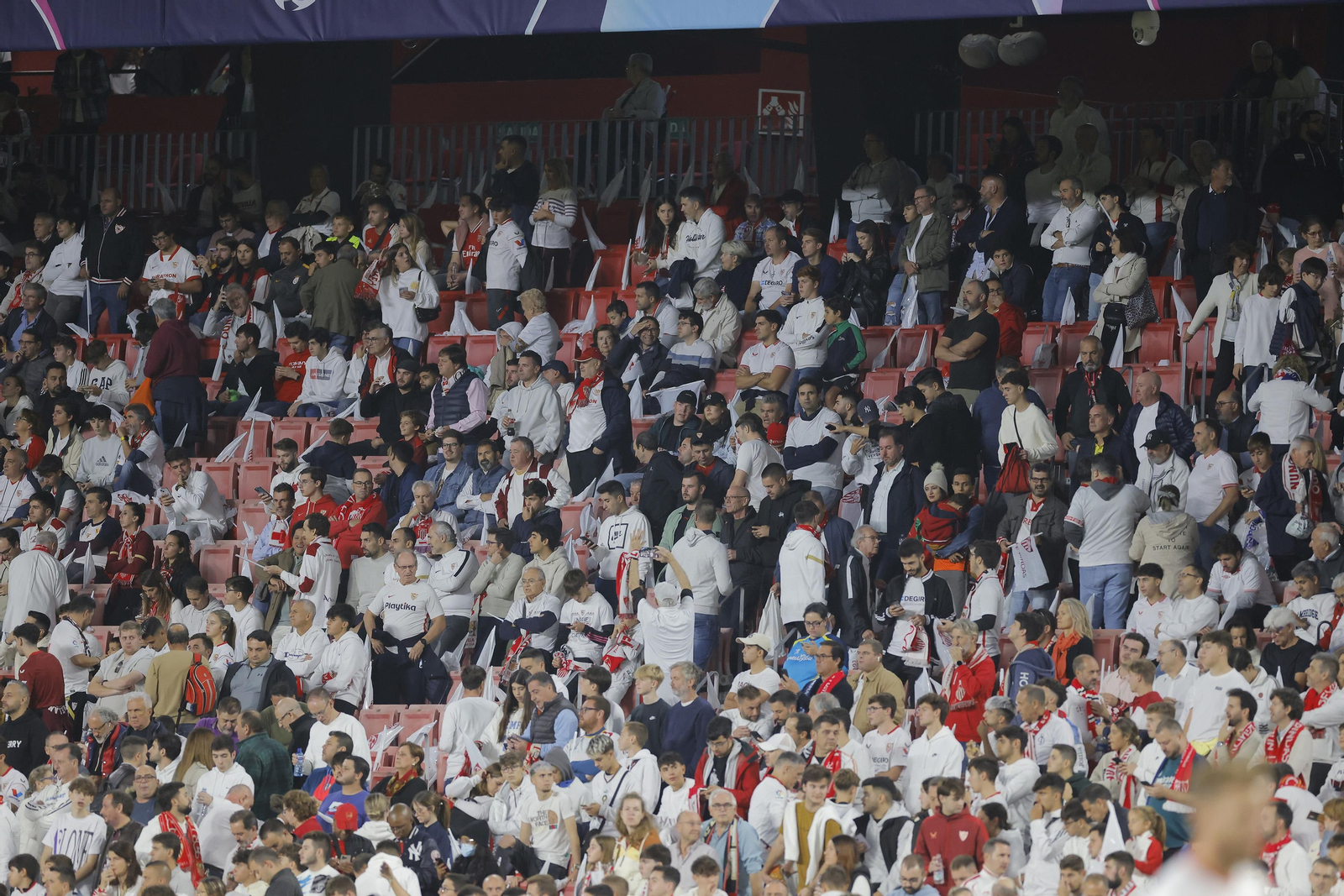 Búscate en las fotos del Sevilla-Arsenal