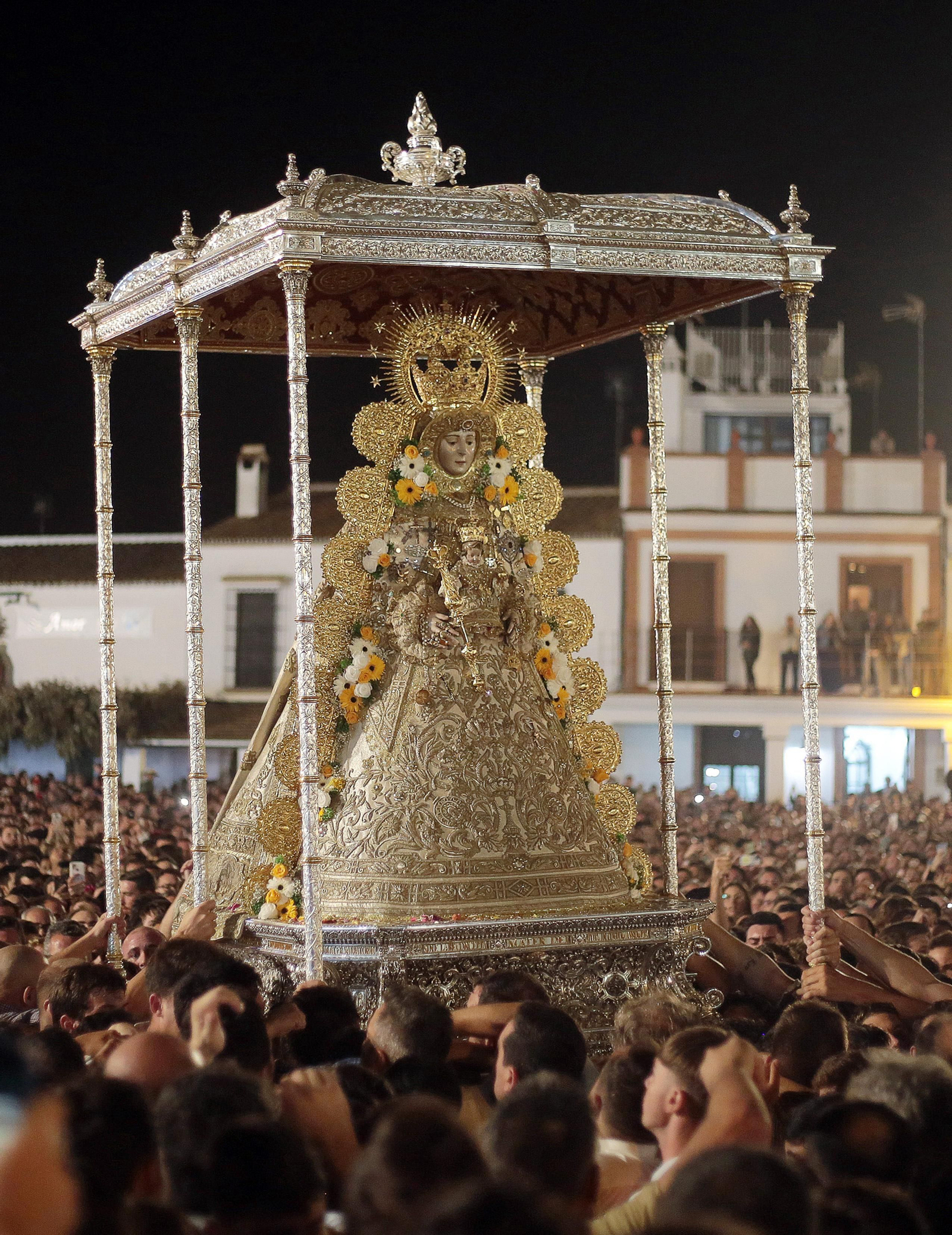 El Rocío 2023: Salto a la reja y procesión de la Virgen del Rocío en imágenes