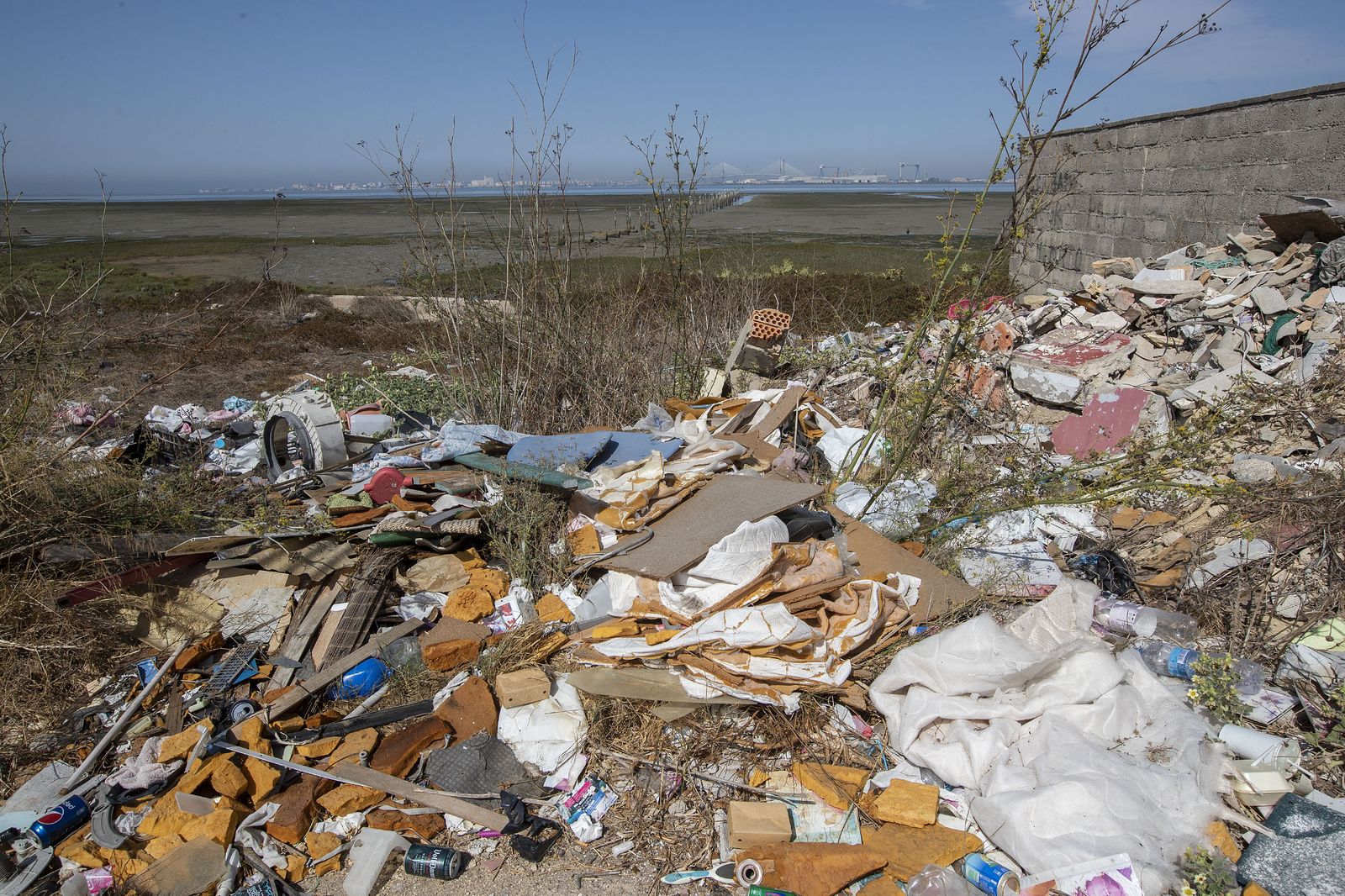 Uno de los focos problemáticos de La Casería en los que se acumula la basura y los escombros.