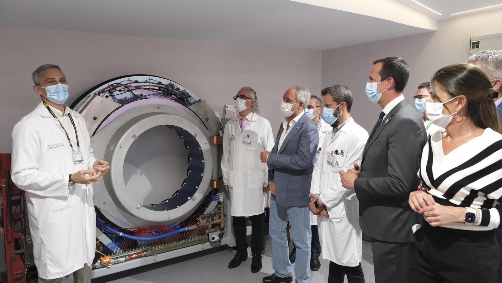 Sala donde se está instalando el PET-TAC que hoy han visitado el director gerente del Hospital Torrecárdenas, el  director del SAS, el Consejo de Seguridad Nuclear, el subdelegado del Gobierno de España en Almería, el delegado territorial de Salud de la Junta de Andalucía y la delegada del Gobierno andaluz en Almería. El jefe de la Unidad de Medicina Nuclear explica el sistema.